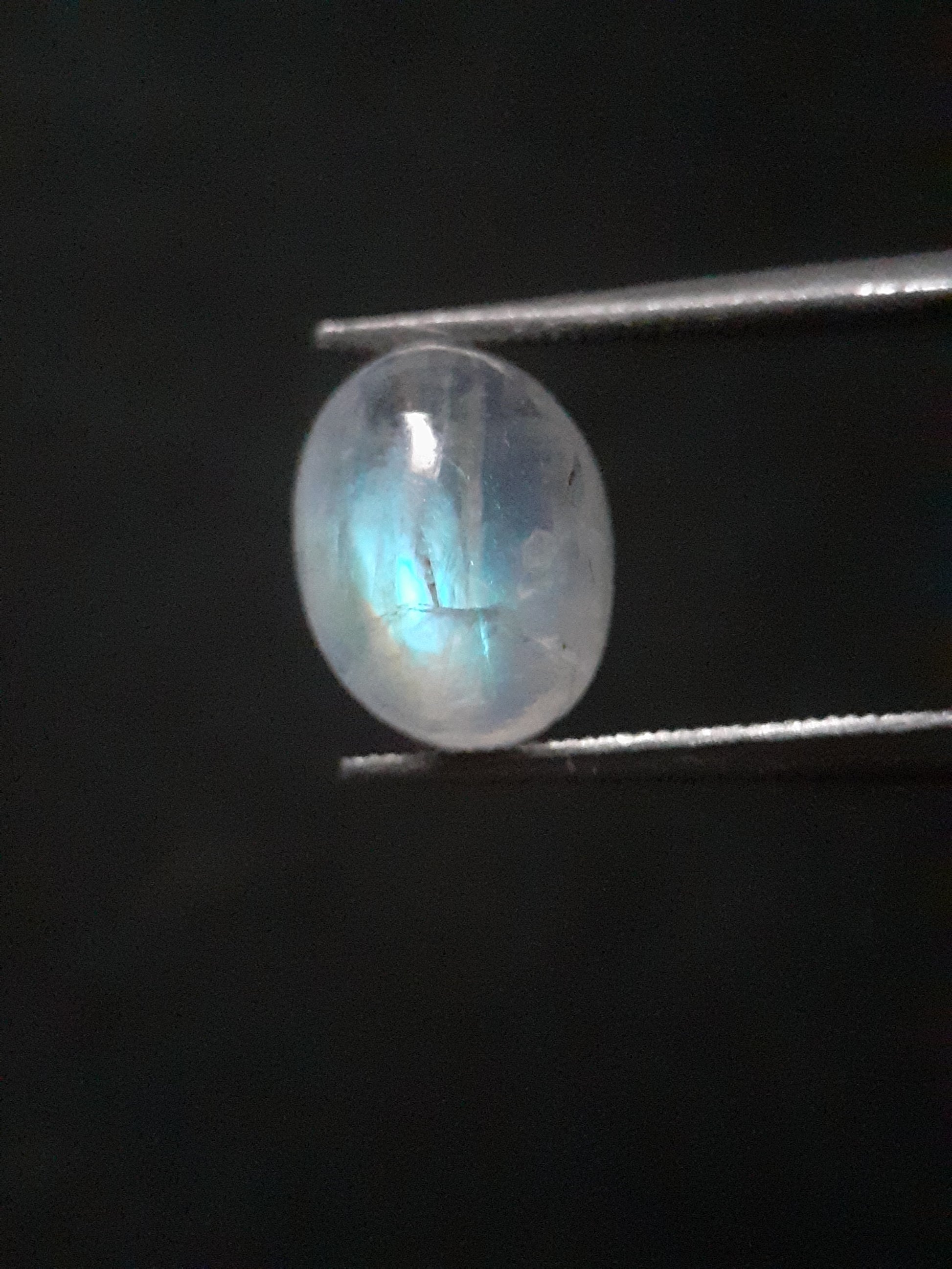 Natural Moonstone - light blue adularescence - 2.235 ct - oval - certified natural - Natural Gems Belgium