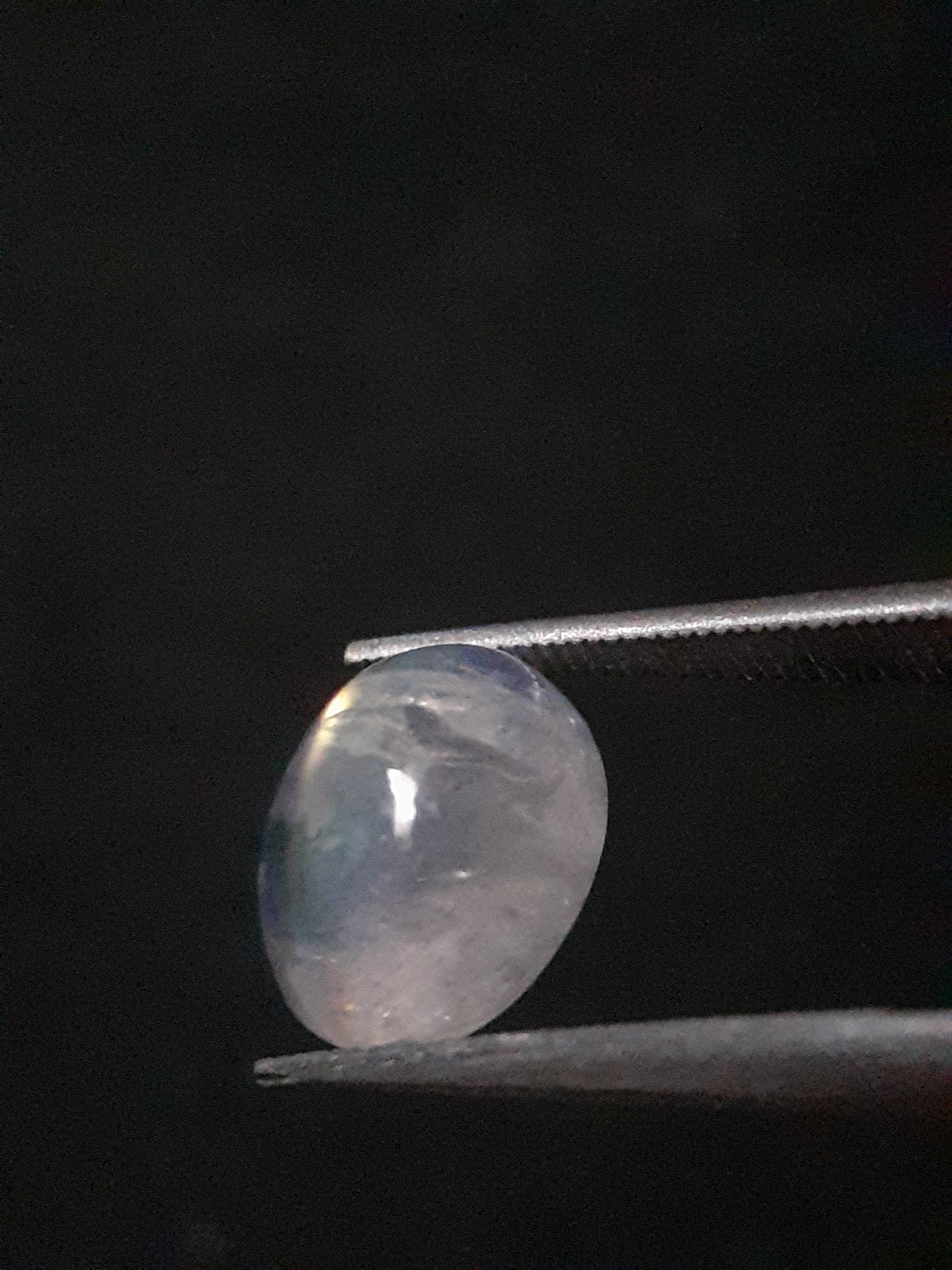 Natural Moonstone - yellow and blue adularescence - 1.965 ct - oval - certified natural - Natural Gems Belgium