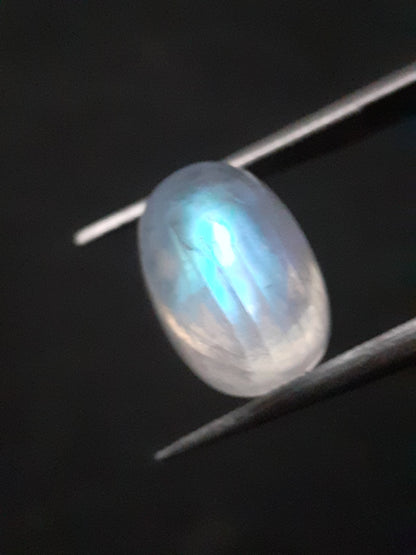 Natural Moonstone - light blue and blue adularescence - 4.099 ct - oval - certified natural - Natural Gems Belgium