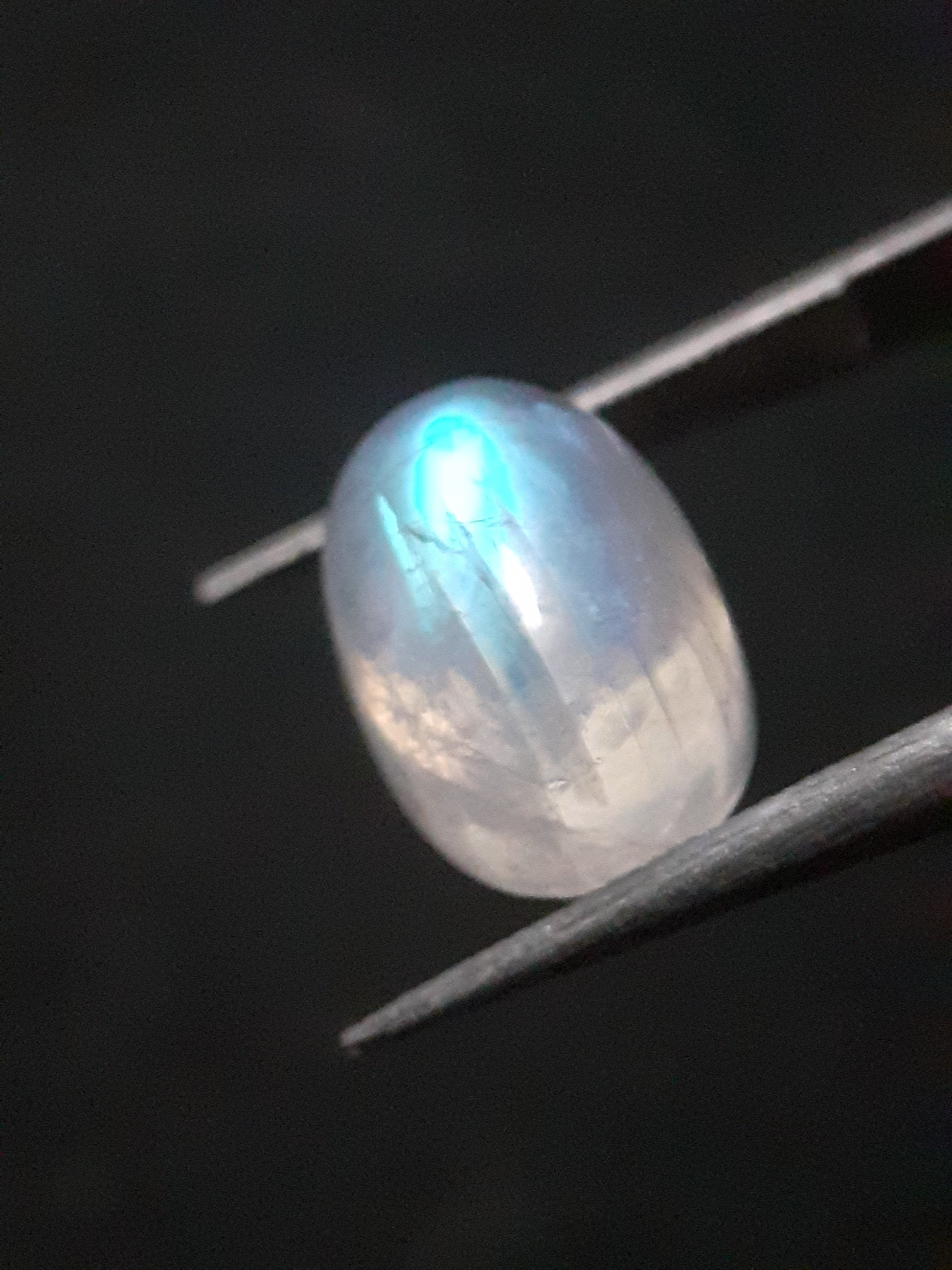 Natural Moonstone - light blue and blue adularescence - 4.099 ct - oval - certified natural - Natural Gems Belgium