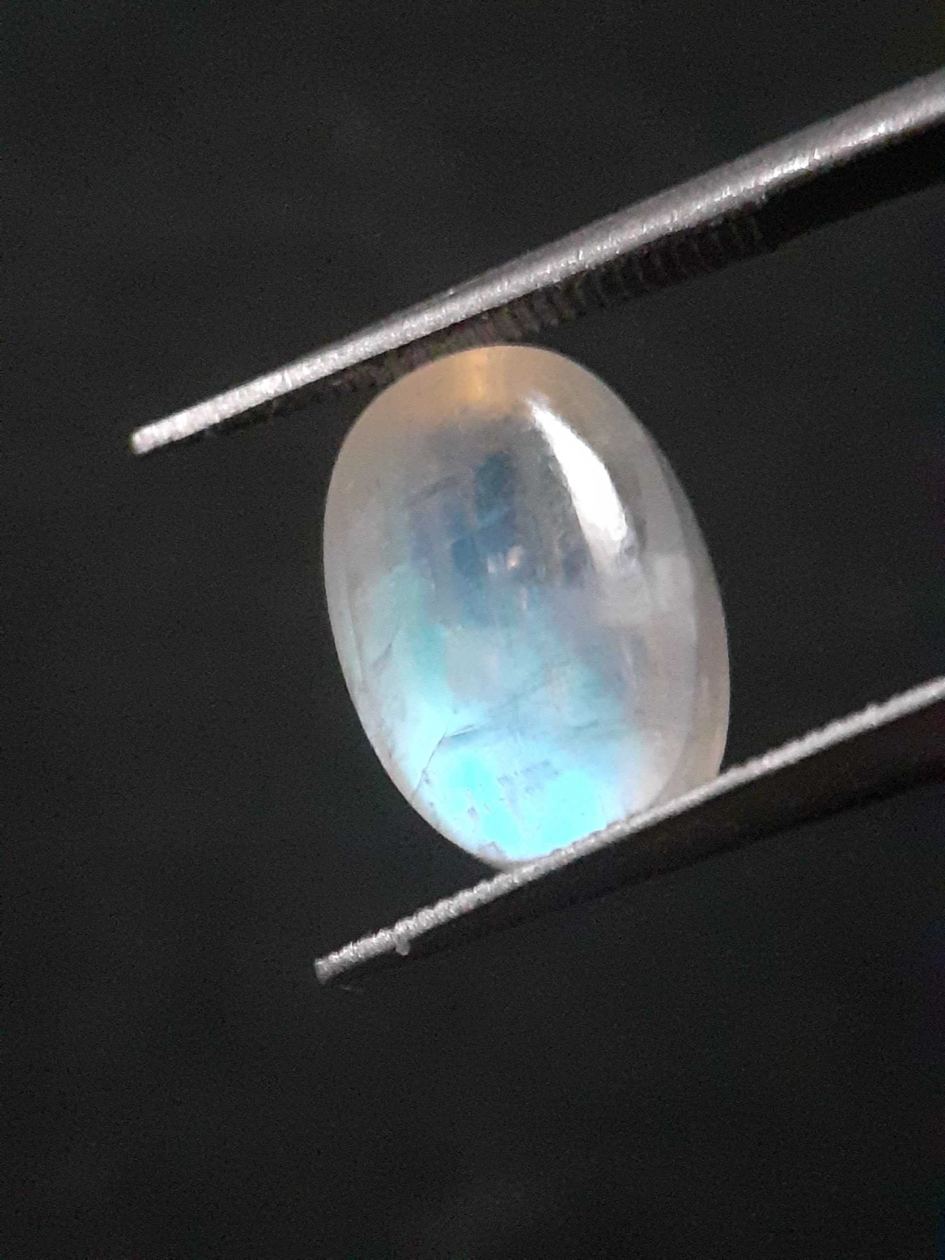 Natural Moonstone - light blue and blue adularescence - 4.099 ct - oval - certified natural - Natural Gems Belgium