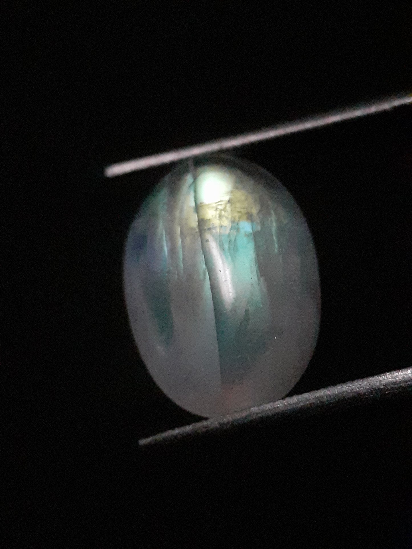 Natural Moonstone - tricolor adularescence - 4.315 ct - oval - certified natural - Natural Gems Belgium