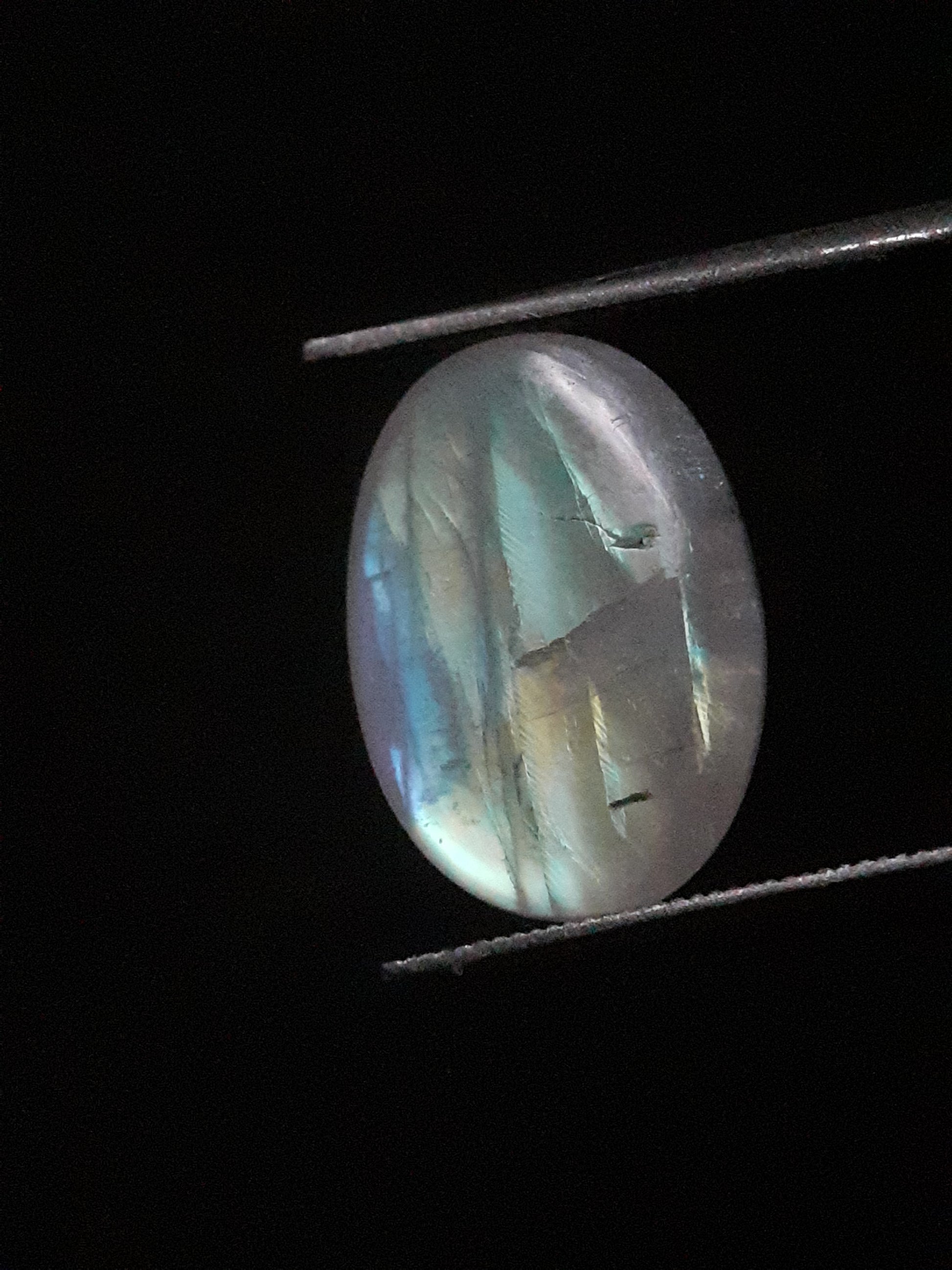 Natural Moonstone - tricolor adularescence - 4.315 ct - oval - certified natural - Natural Gems Belgium