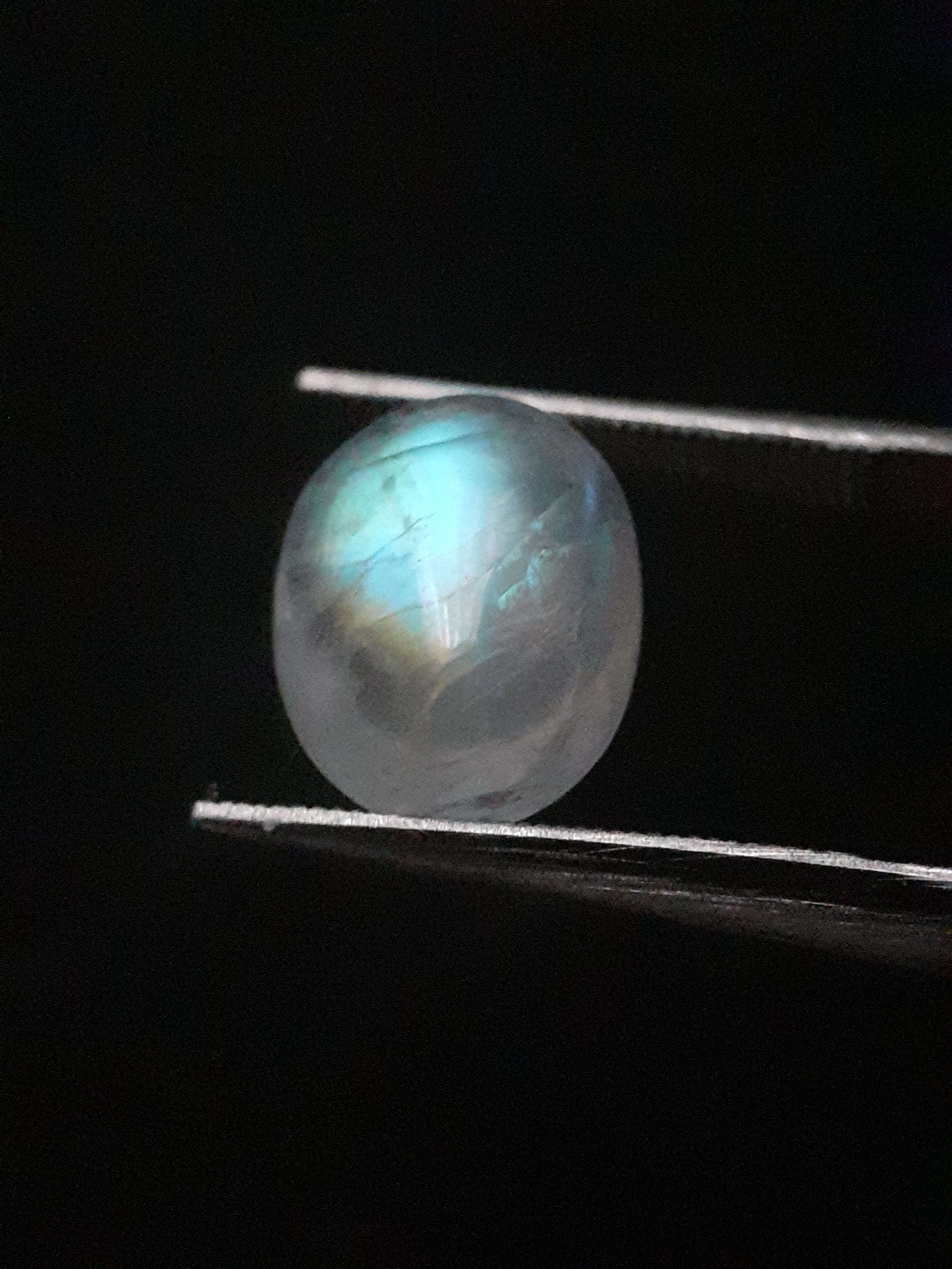 Natural Moonstone - yellow and greenish blue adularescence - 2.889 ct - oval - Natural Gems Belgium