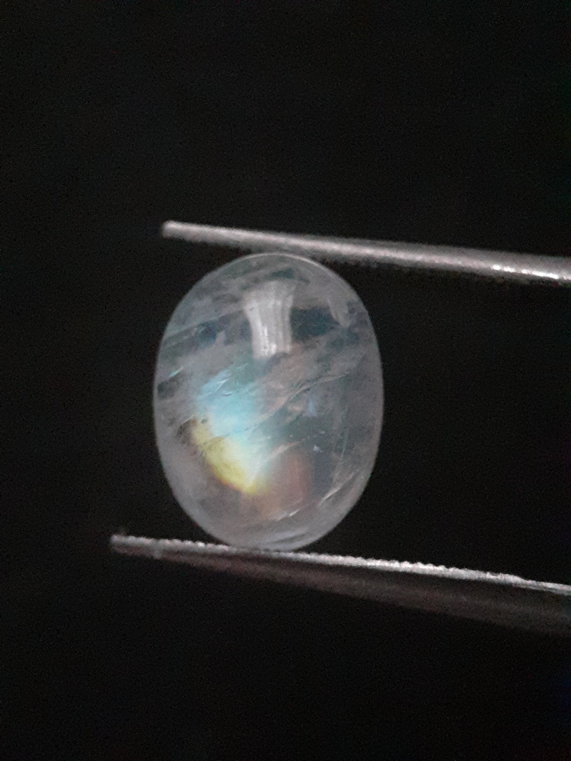 Natural Moonstone - yellow and greenish blue adularescence - 2.889 ct - oval - Natural Gems Belgium