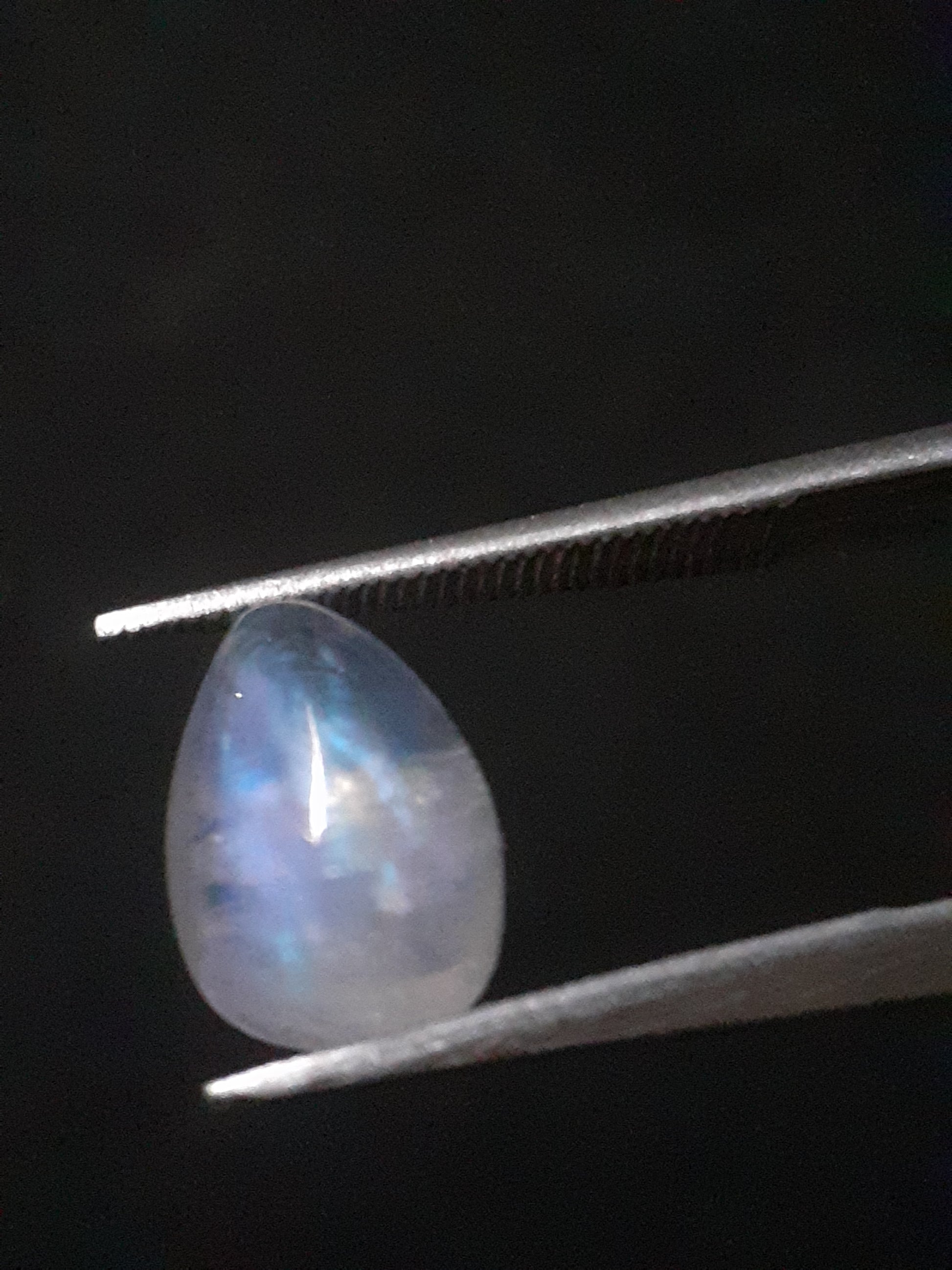 Natural Moonstone - blue adularescence - 1.650 ct - pear - Natural Gems Belgium