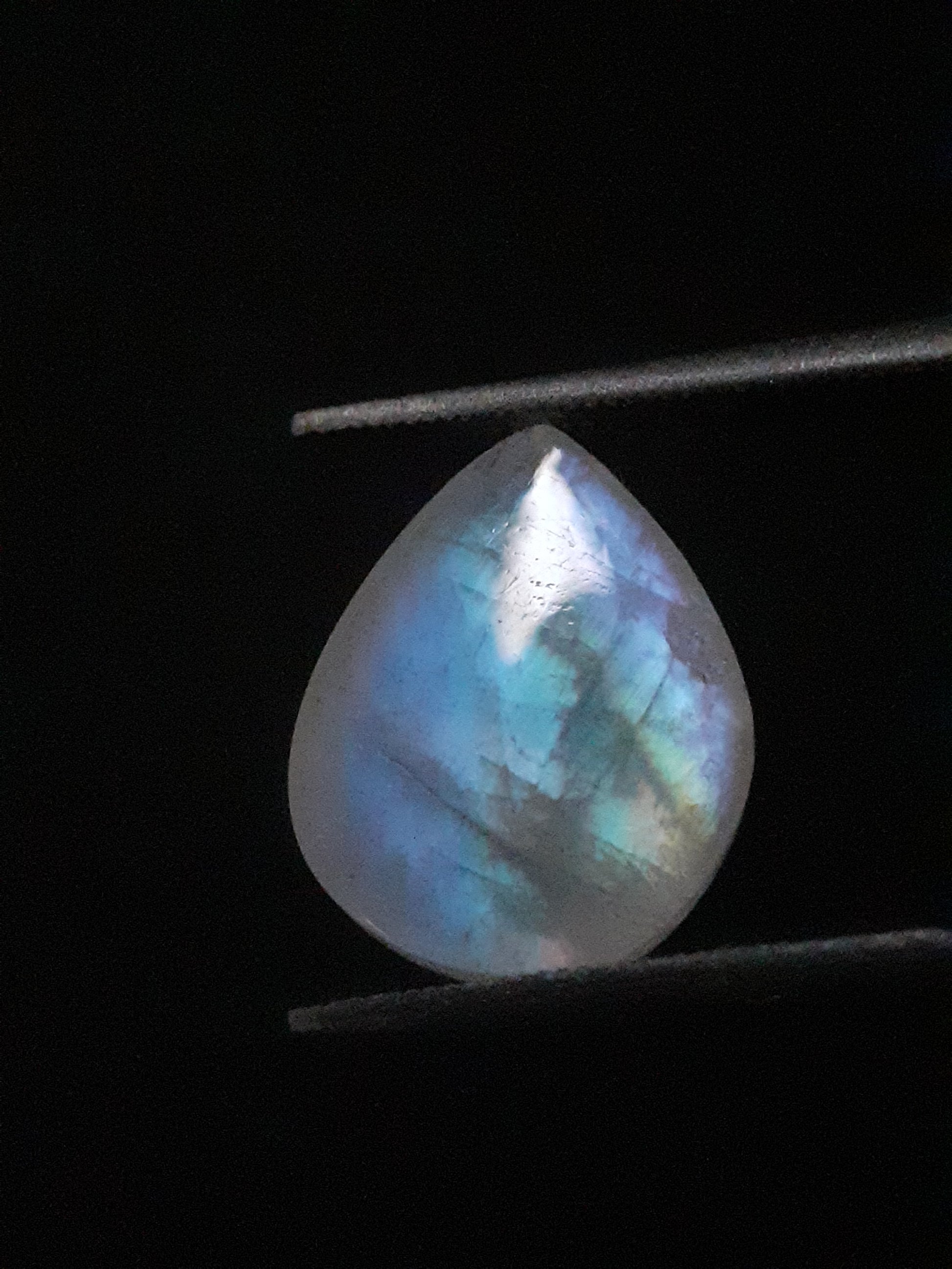 Natural Moonstone - blue adularescence - 3.935 ct - pear - Natural Gems Belgium