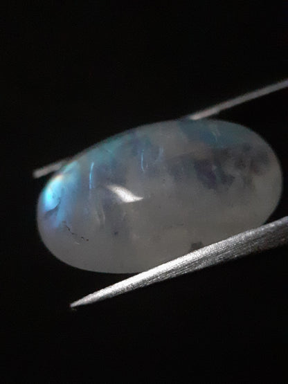 Natural Moonstone - pale blue to blue adularescence - 9.355 ct - oval cabochon - Natural Gems Belgium