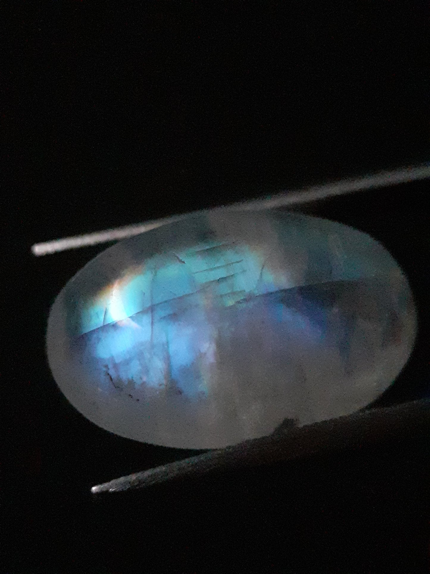 Natural Moonstone - pale blue to blue adularescence - 9.355 ct - oval cabochon - Natural Gems Belgium