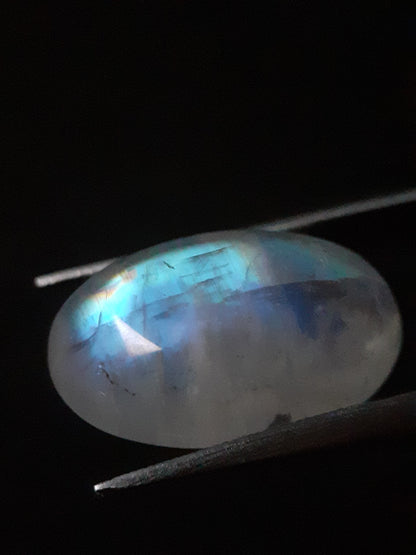 Natural Moonstone - pale blue to blue adularescence - 9.355 ct - oval cabochon - Natural Gems Belgium