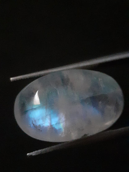 Natural Moonstone - pale blue to blue adularescence - 9.355 ct - oval cabochon - Natural Gems Belgium