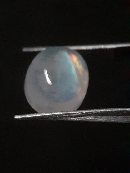 Natural Moonstone - orangey yellow and pale blue adularescence - 3.883 ct - oval - Natural Gems Belgium