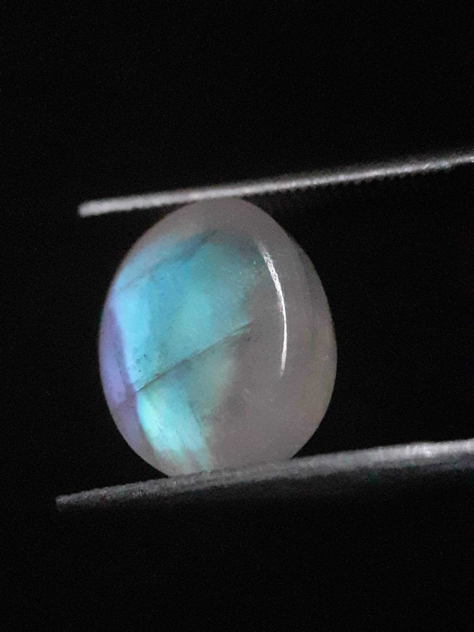 Natural Moonstone - orangey yellow and pale blue adularescence - 3.883 ct - oval - Natural Gems Belgium