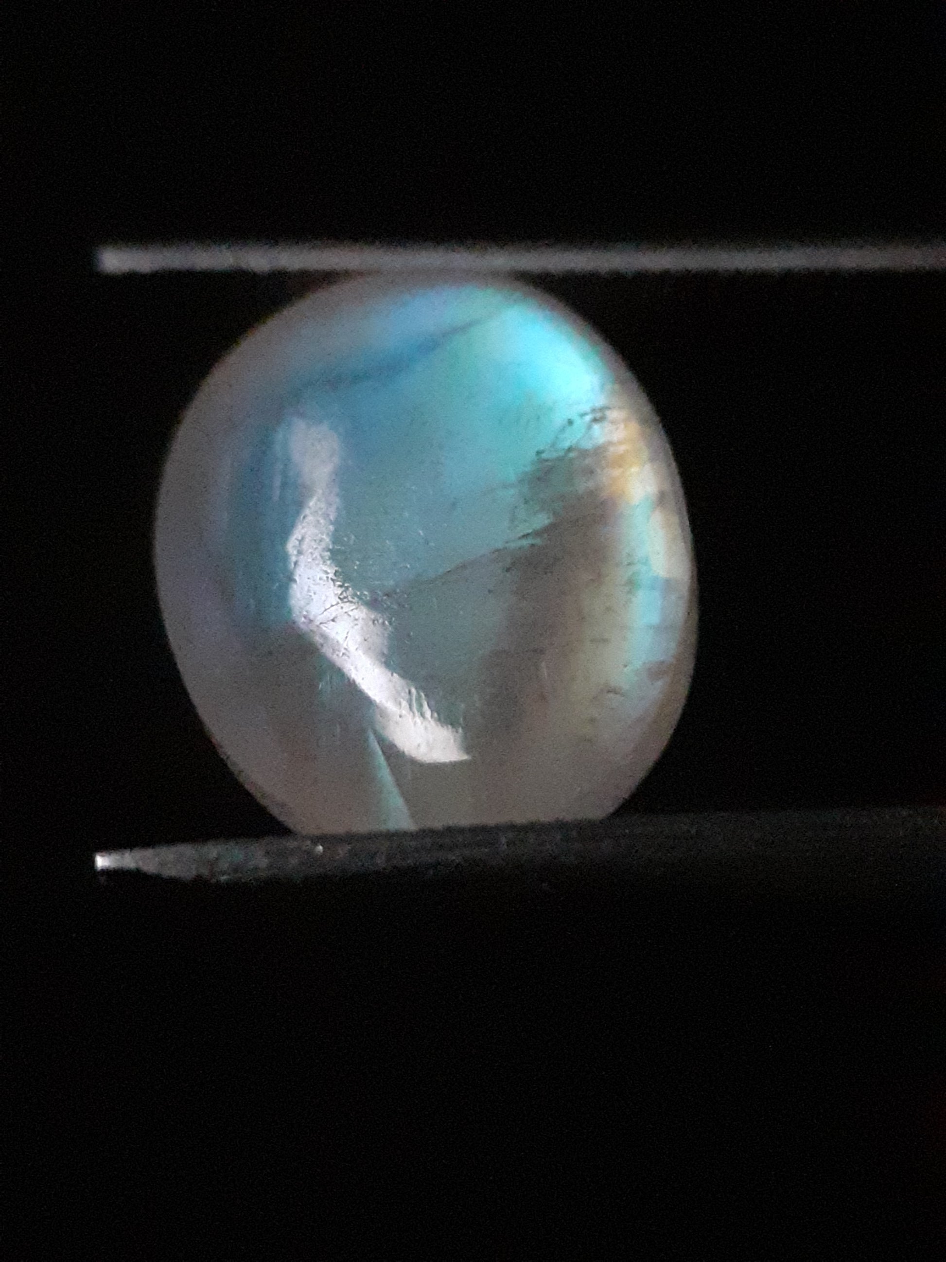 Natural Moonstone - orangey yellow and pale blue adularescence - 3.883 ct - oval - Natural Gems Belgium