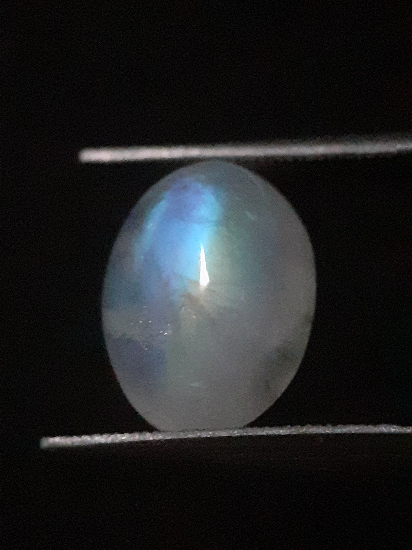 Natural Moonstone - orangey yellow and pale blue adularescence - 3.923 ct - oval - Natural Gems Belgium