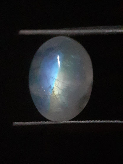 Natural Moonstone - orangey yellow and pale blue adularescence - 3.923 ct - oval - Natural Gems Belgium