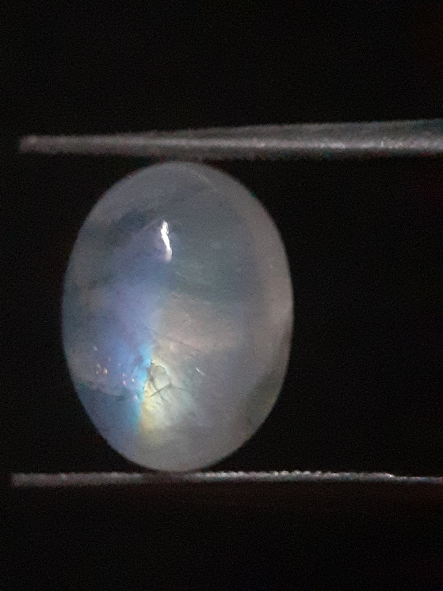 Natural Moonstone - orangey yellow and pale blue adularescence - 3.923 ct - oval - Natural Gems Belgium