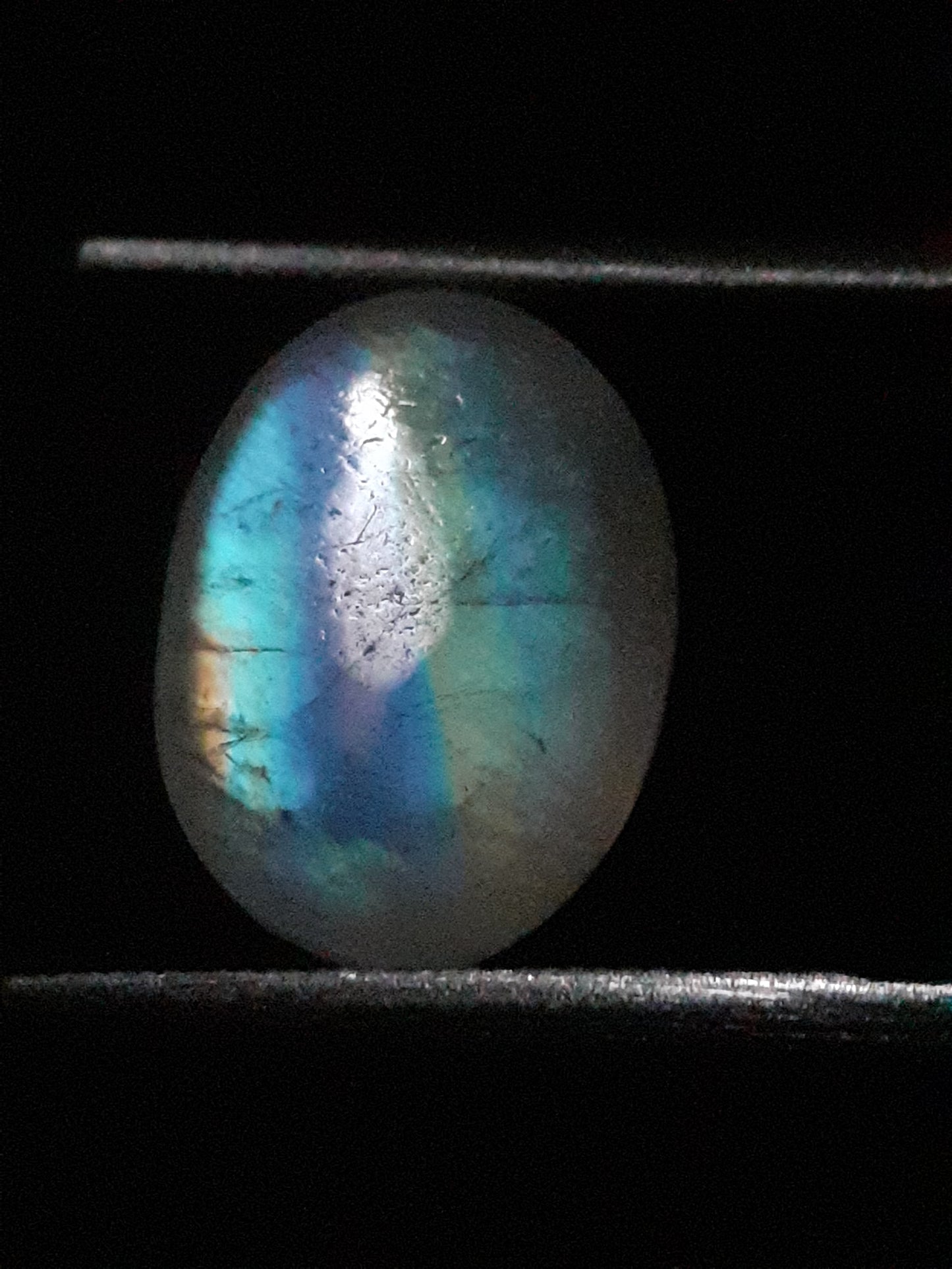 Natural Moonstone - orangey yellow and pale blue adularescence - 3.923 ct - oval - Natural Gems Belgium