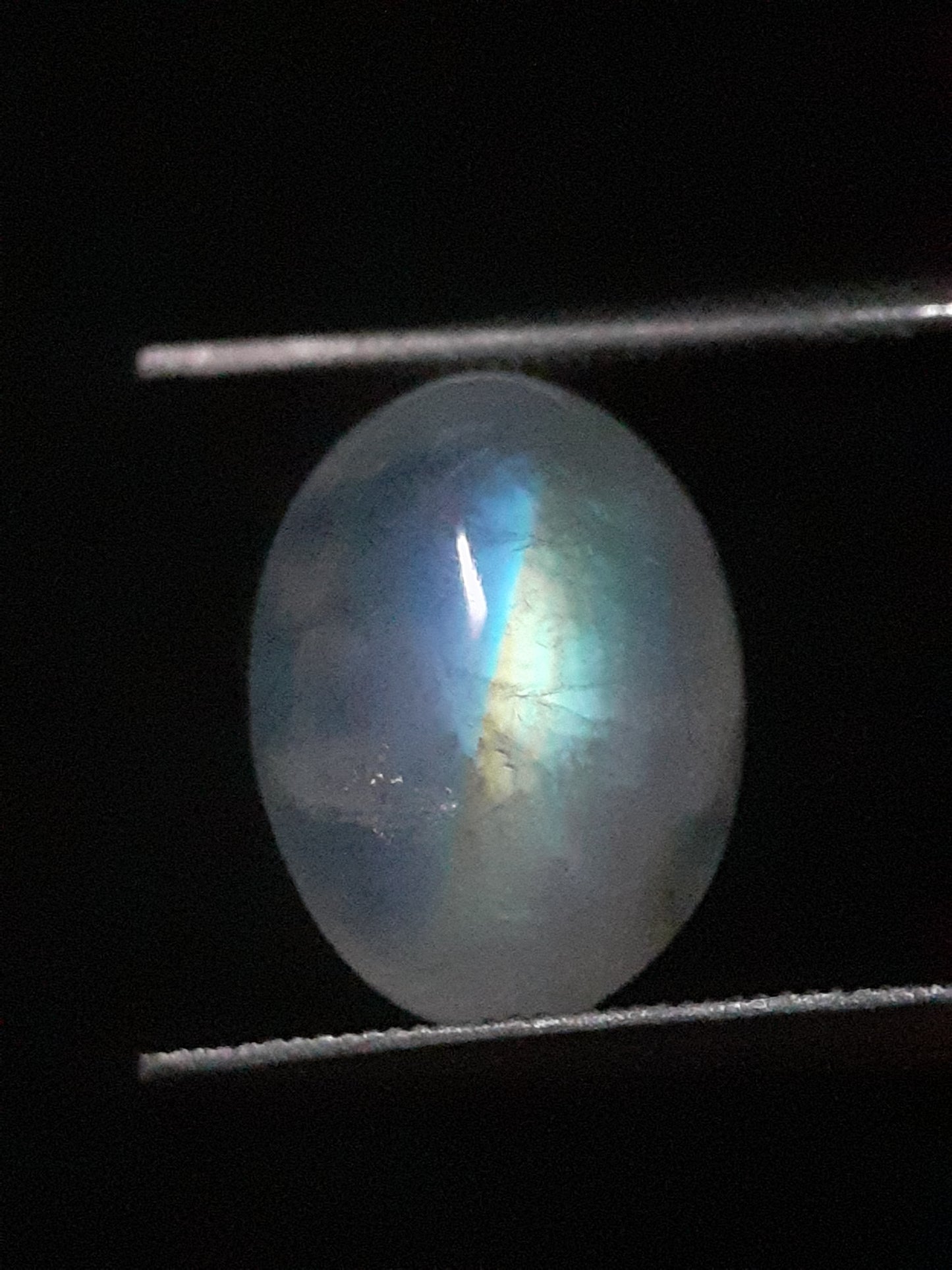 Natural Moonstone - orangey yellow and pale blue adularescence - 3.923 ct - oval - Natural Gems Belgium