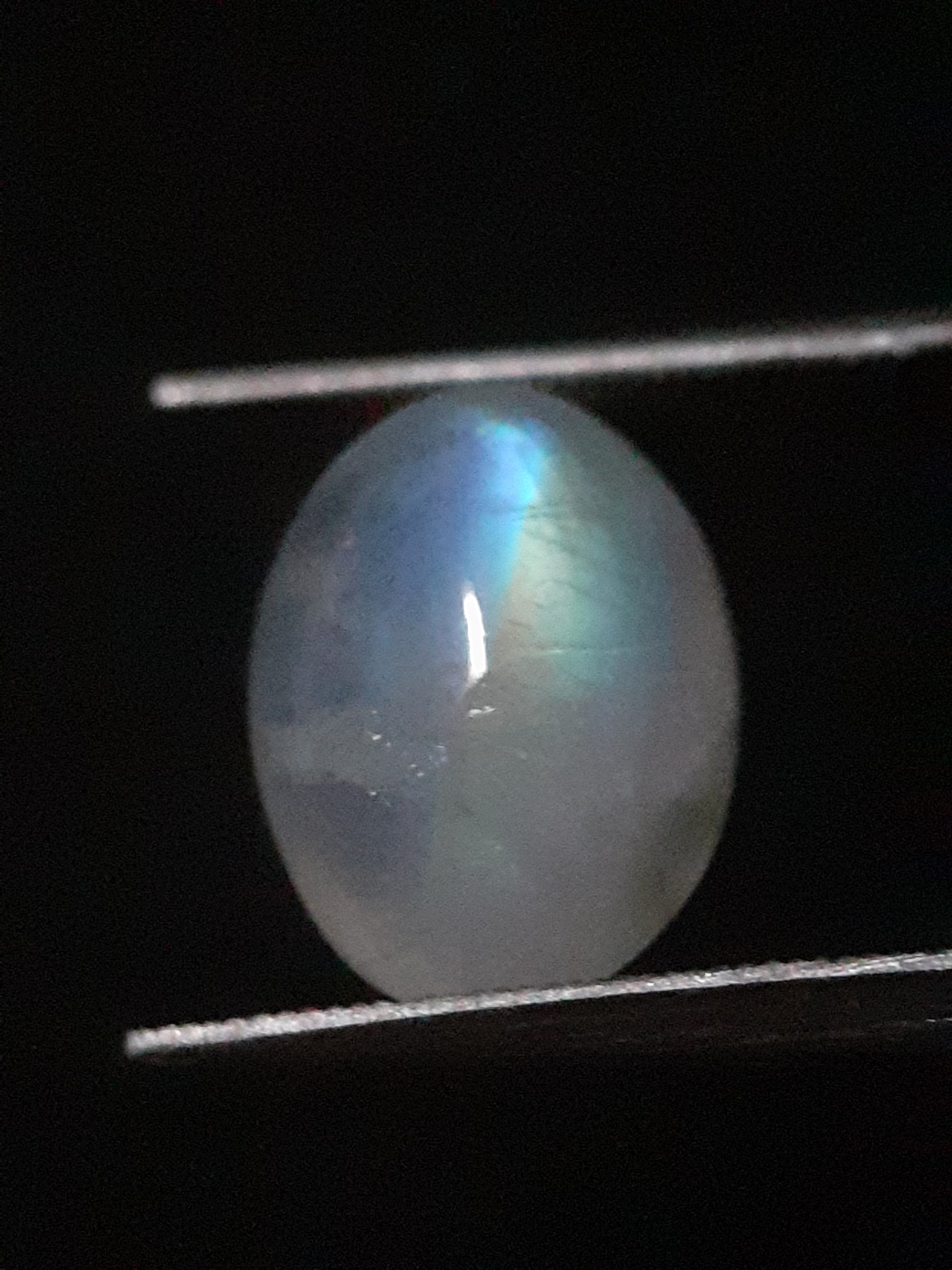 Natural Moonstone - orangey yellow and pale blue adularescence - 3.923 ct - oval - Natural Gems Belgium