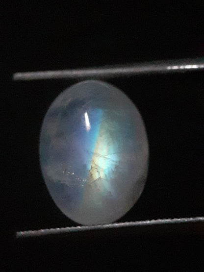 Natural Moonstone - orangey yellow and pale blue adularescence - 3.923 ct - oval - Natural Gems Belgium