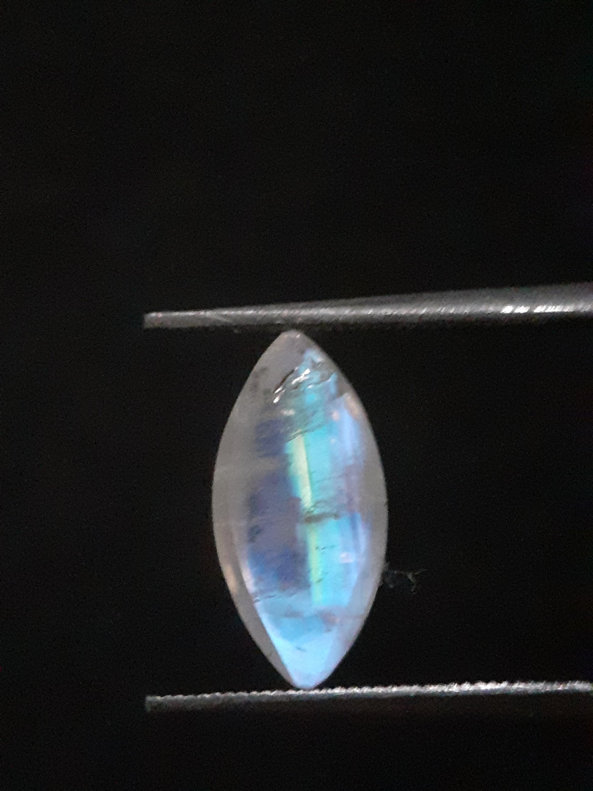 Natural Moonstone - lightblue and purplish blue adularescence - 2.298 ct - marquise cabochon - Natural Gems Belgium