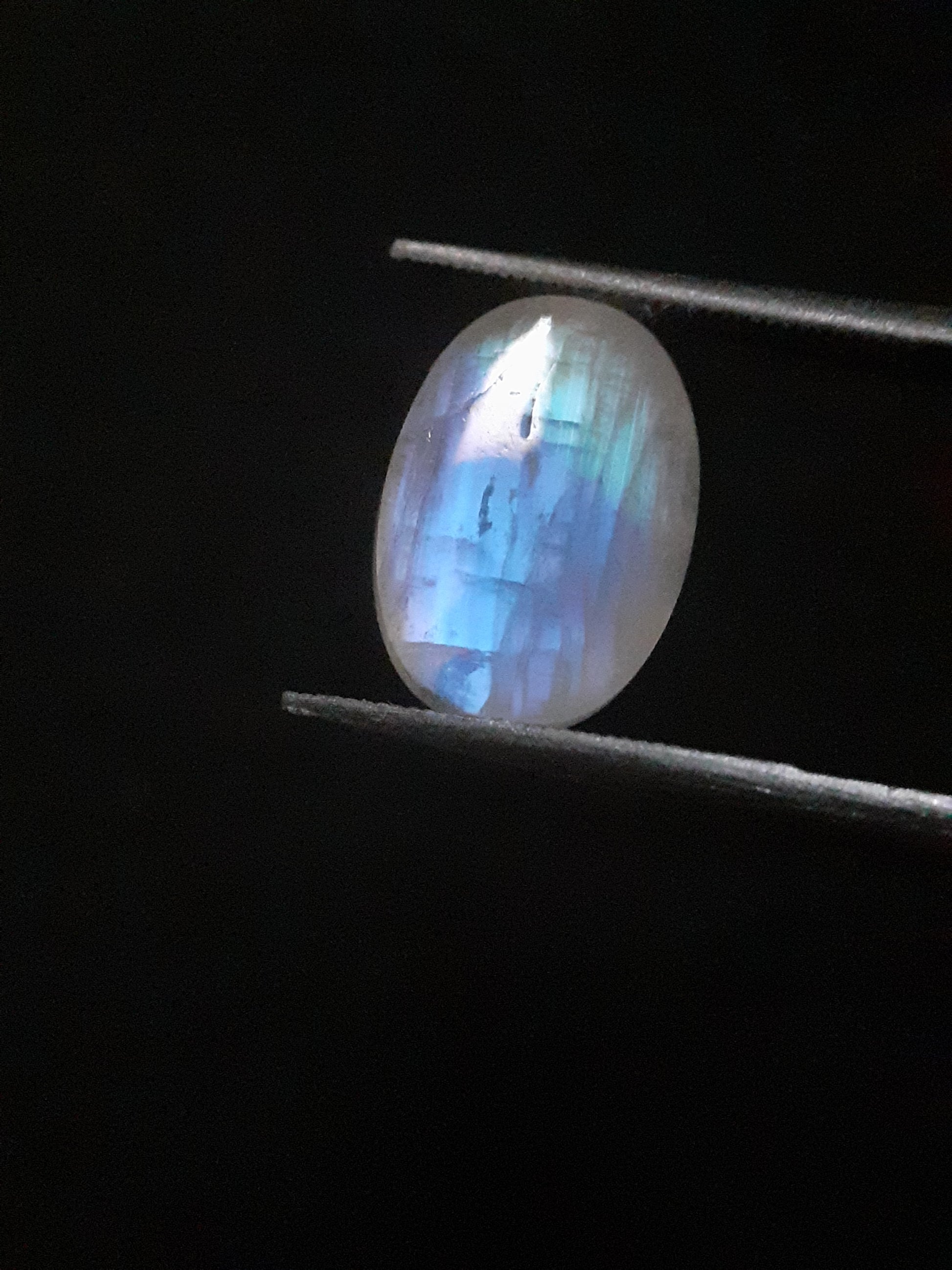 Natural Moonstone - light blue and blue adularescence - 4.478 ct - oval cabochon - Natural Gems Belgium