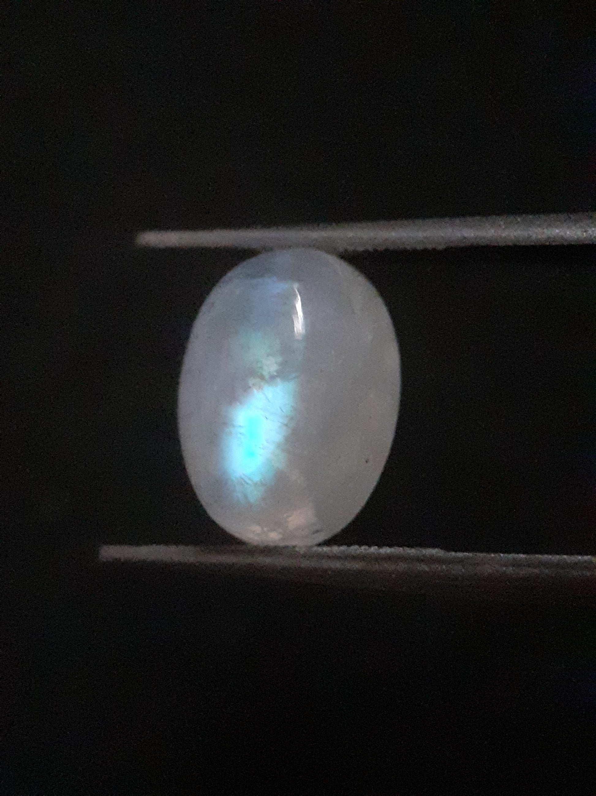 Natural Moonstone - light blue adularescence - 4.148 ct - oval cabochon - Natural Gems Belgium