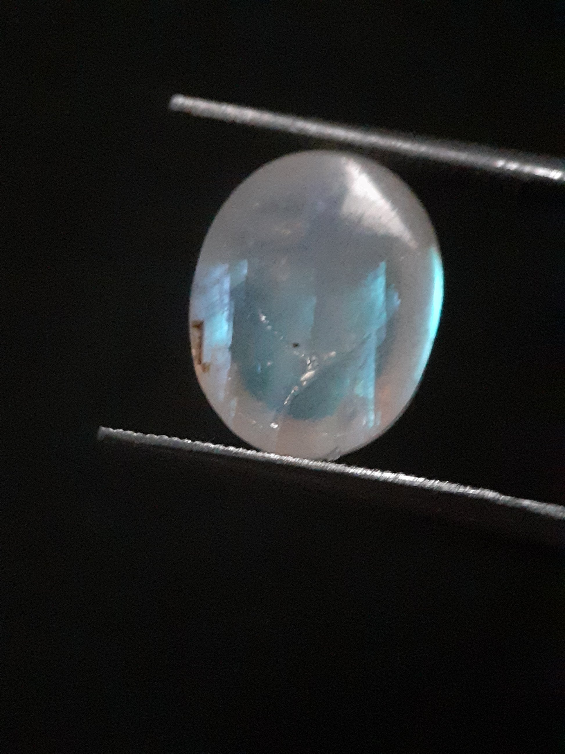 Natural Moonstone - light blue adularescence - 4.039 ct - oval cabochon - Natural Gems Belgium