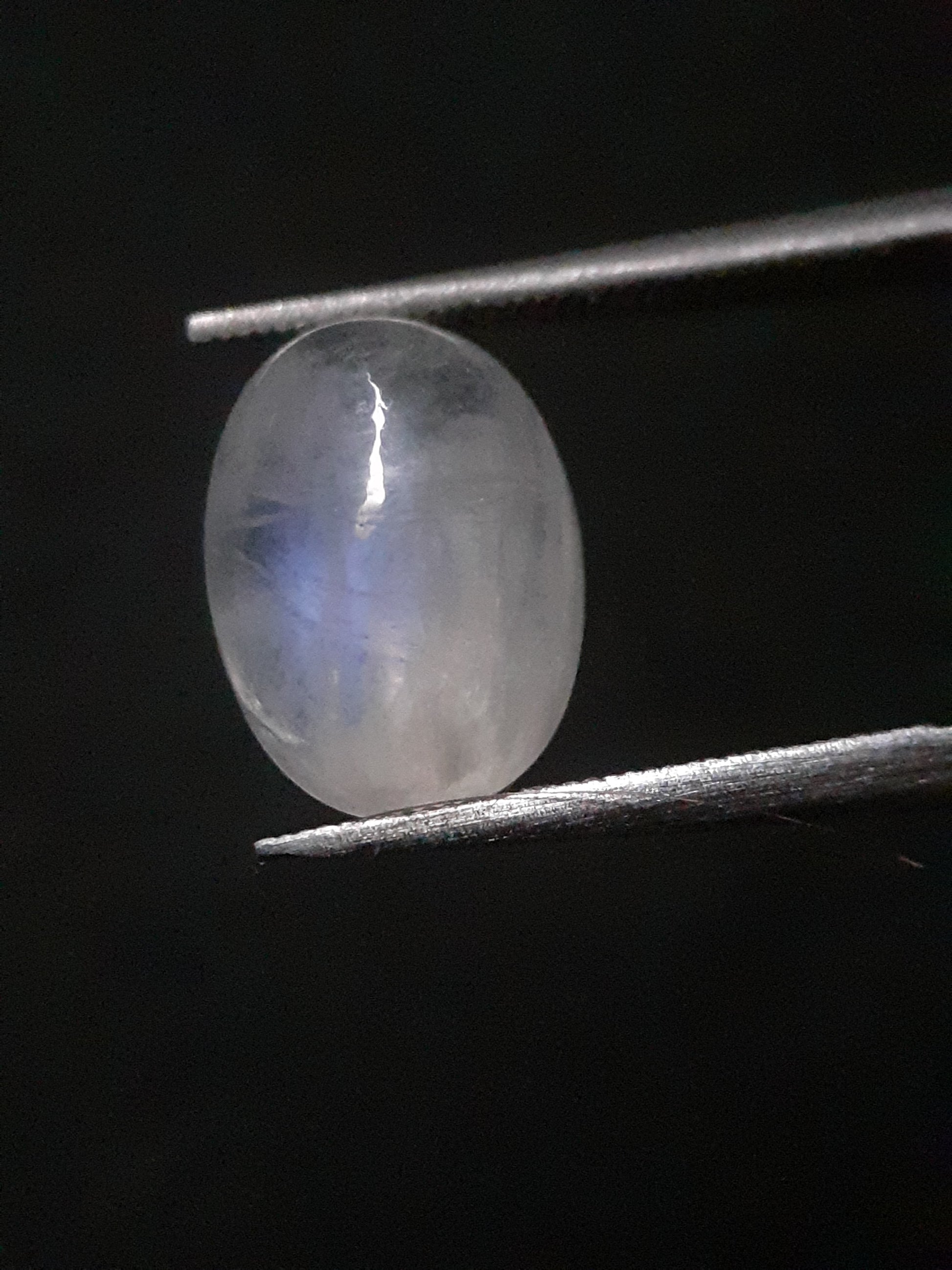 Natural Moonstone - faint blue adularescence - 3.220 ct - oval cabochon - Natural Gems Belgium