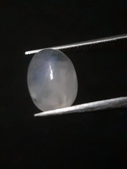 Natural Moonstone - faint blue adularescence - 3.220 ct - oval cabochon - Natural Gems Belgium