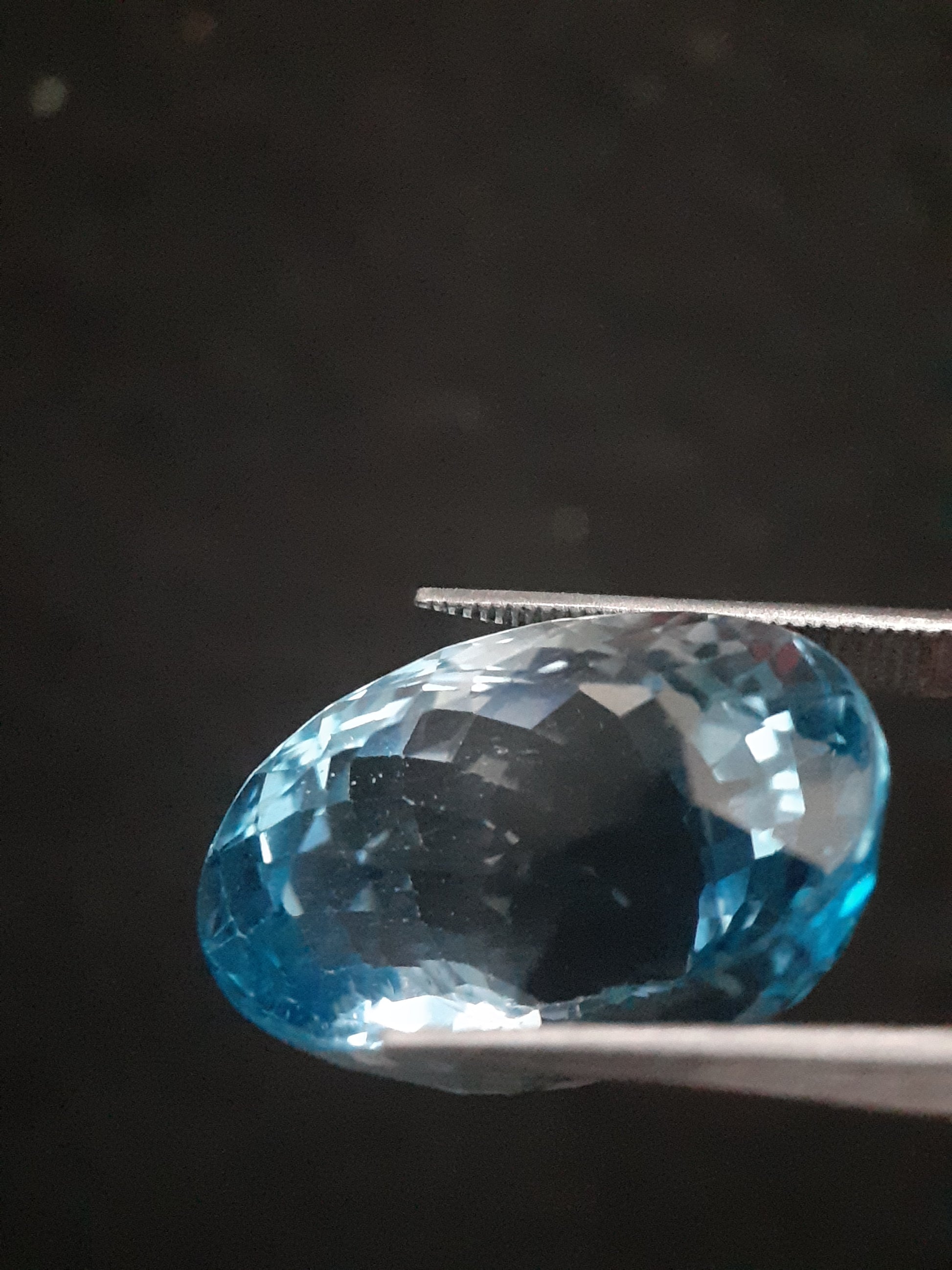 Natural Swiss Blue Topaz - 19.978 ct -oval - irradiated - certified natural - Natural Gems Belgium