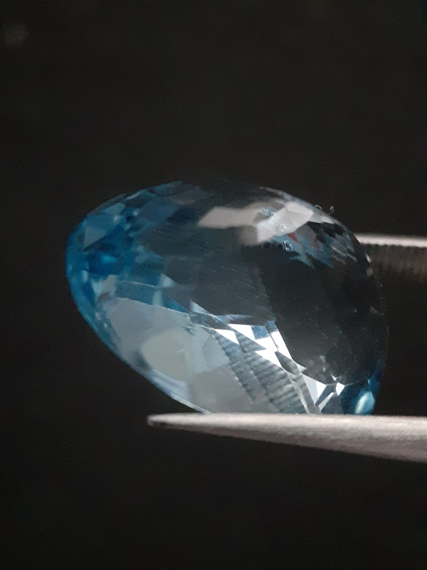 Natural Swiss Blue Topaz - 19.978 ct -oval - irradiated - certified natural - Natural Gems Belgium