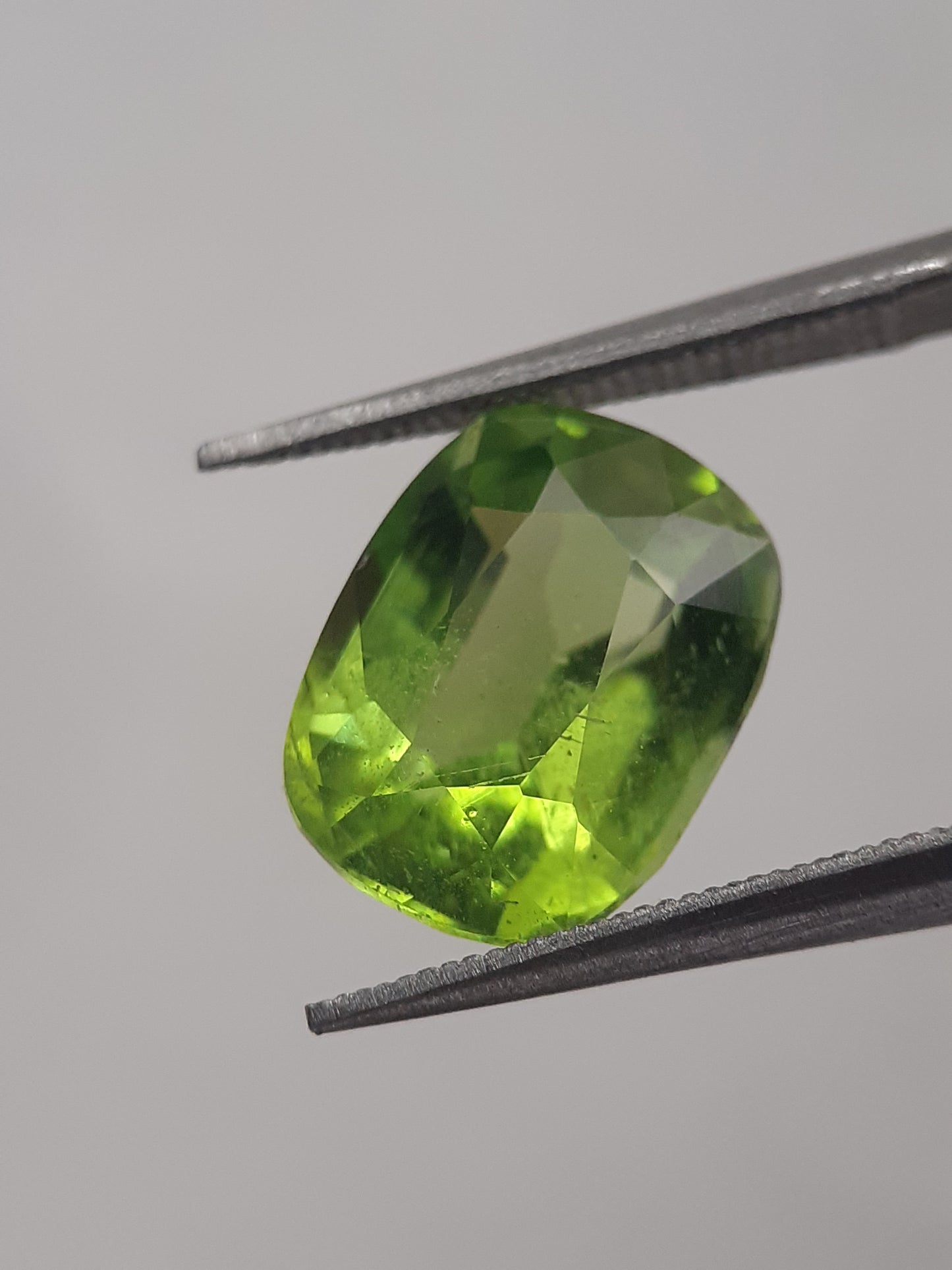 Natural Green Peridot - 3.309 ct - cushion - unheated - certified by NGB - Natural Gems Belgium