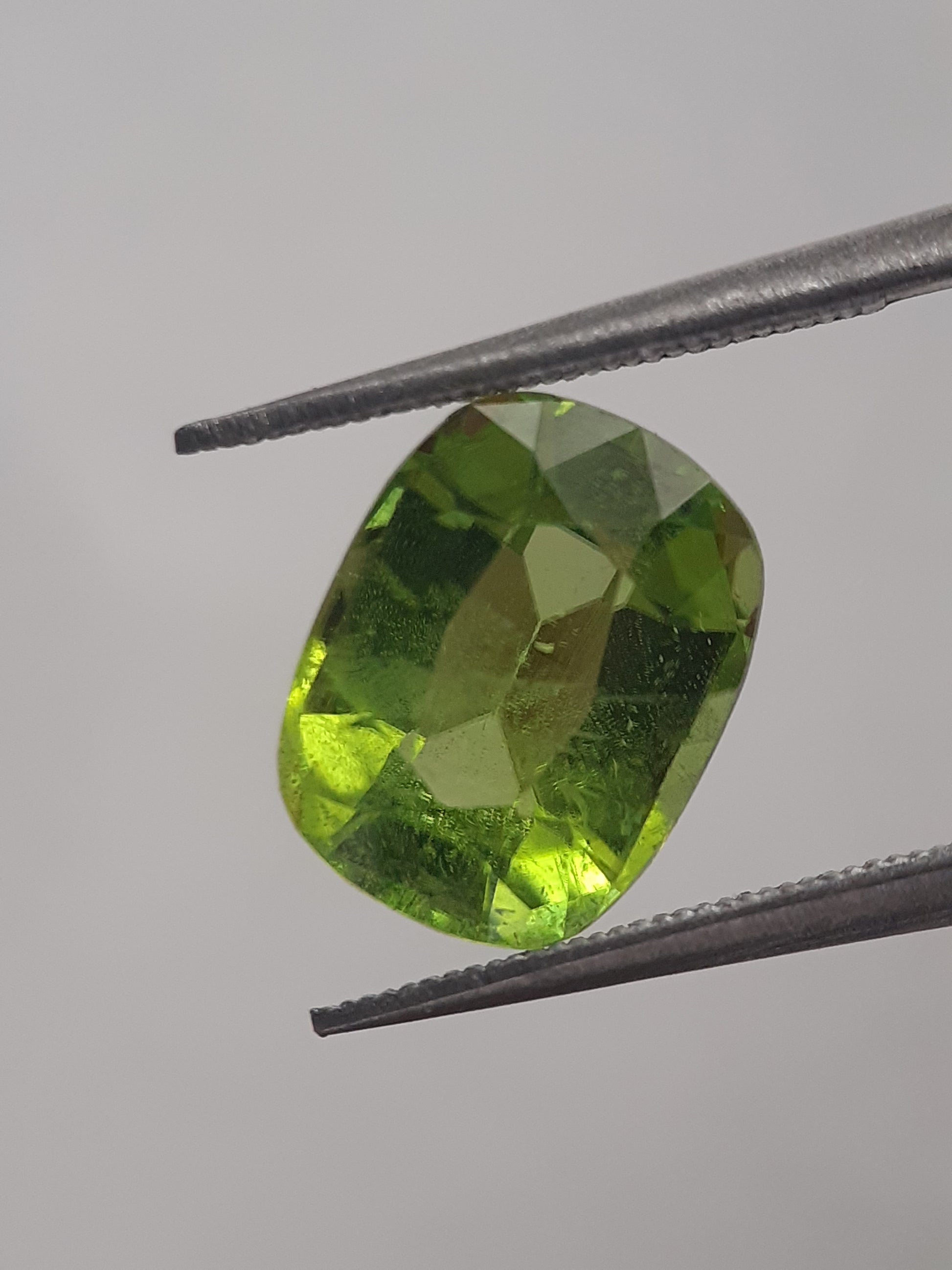 Natural Green Peridot - 3.309 ct - cushion - unheated - certified by NGB - Natural Gems Belgium