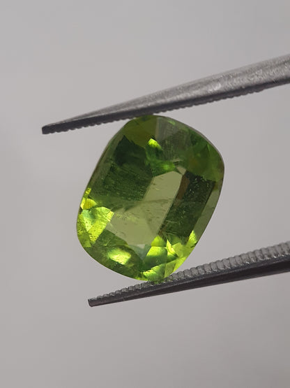 Natural Green Peridot - 3.309 ct - cushion - unheated - certified by NGB - Natural Gems Belgium