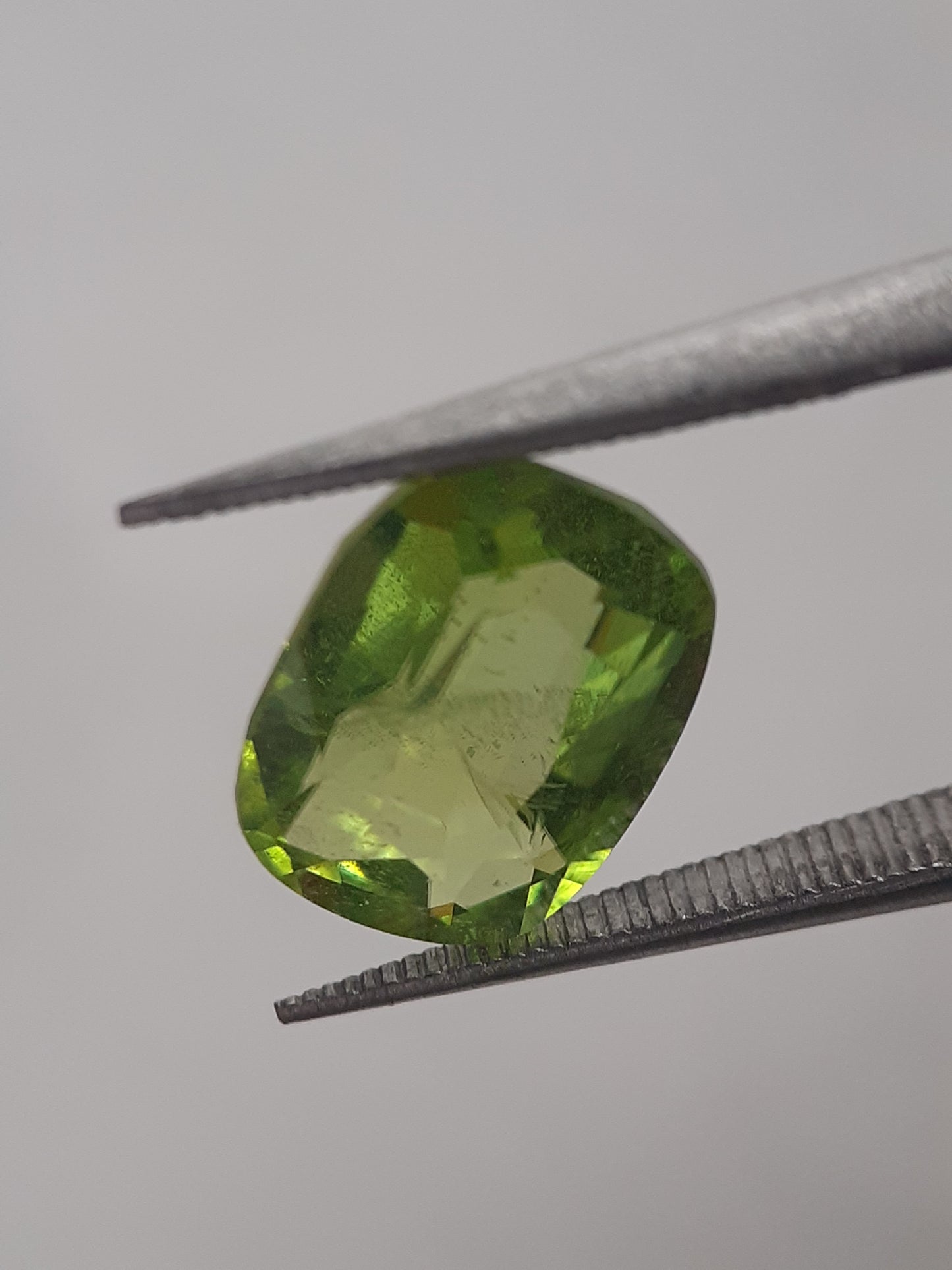 Natural Green Peridot - 3.309 ct - cushion - unheated - certified by NGB - Natural Gems Belgium