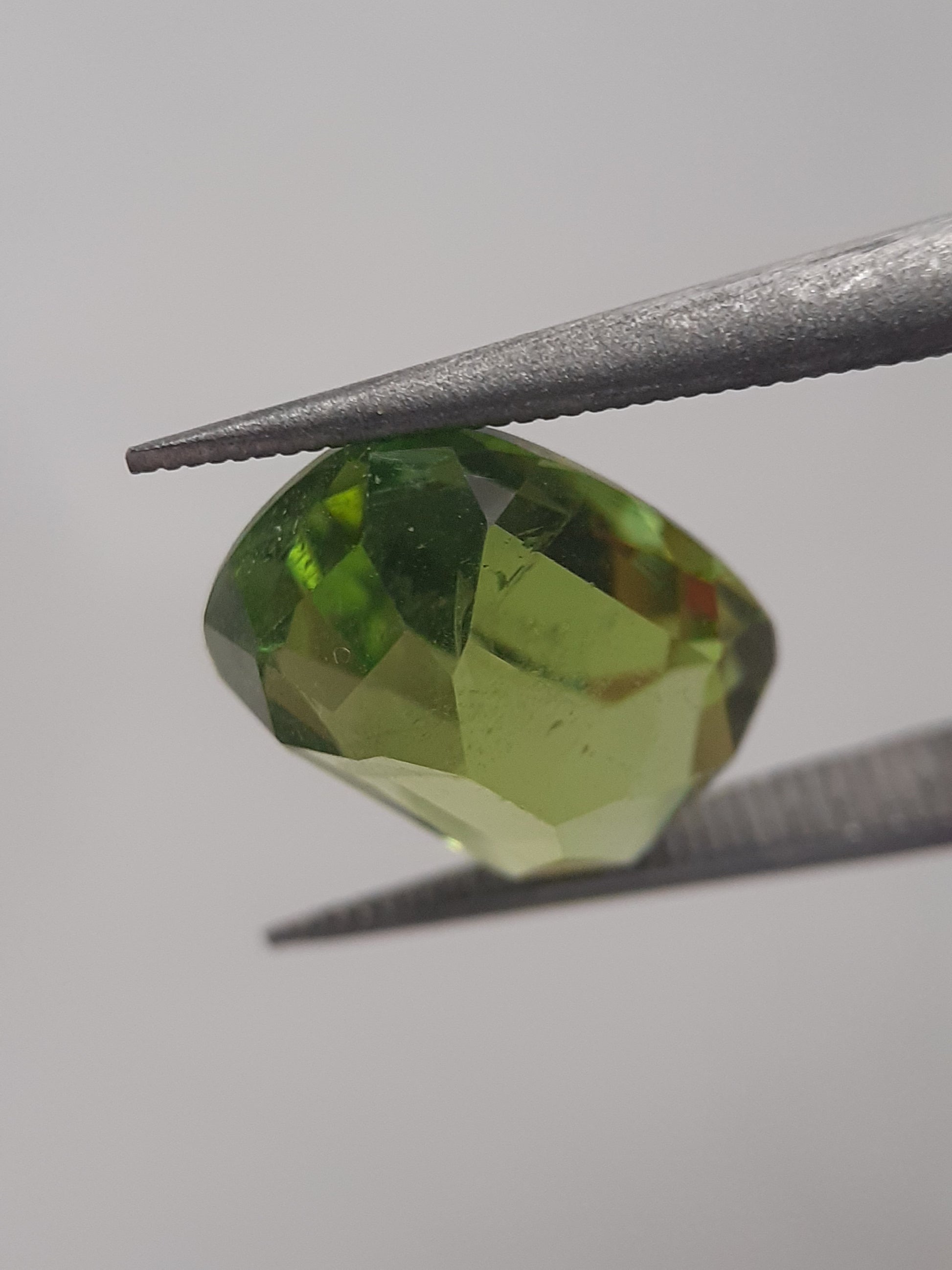 Natural Green Peridot - 3.309 ct - cushion - unheated - certified by NGB - Natural Gems Belgium