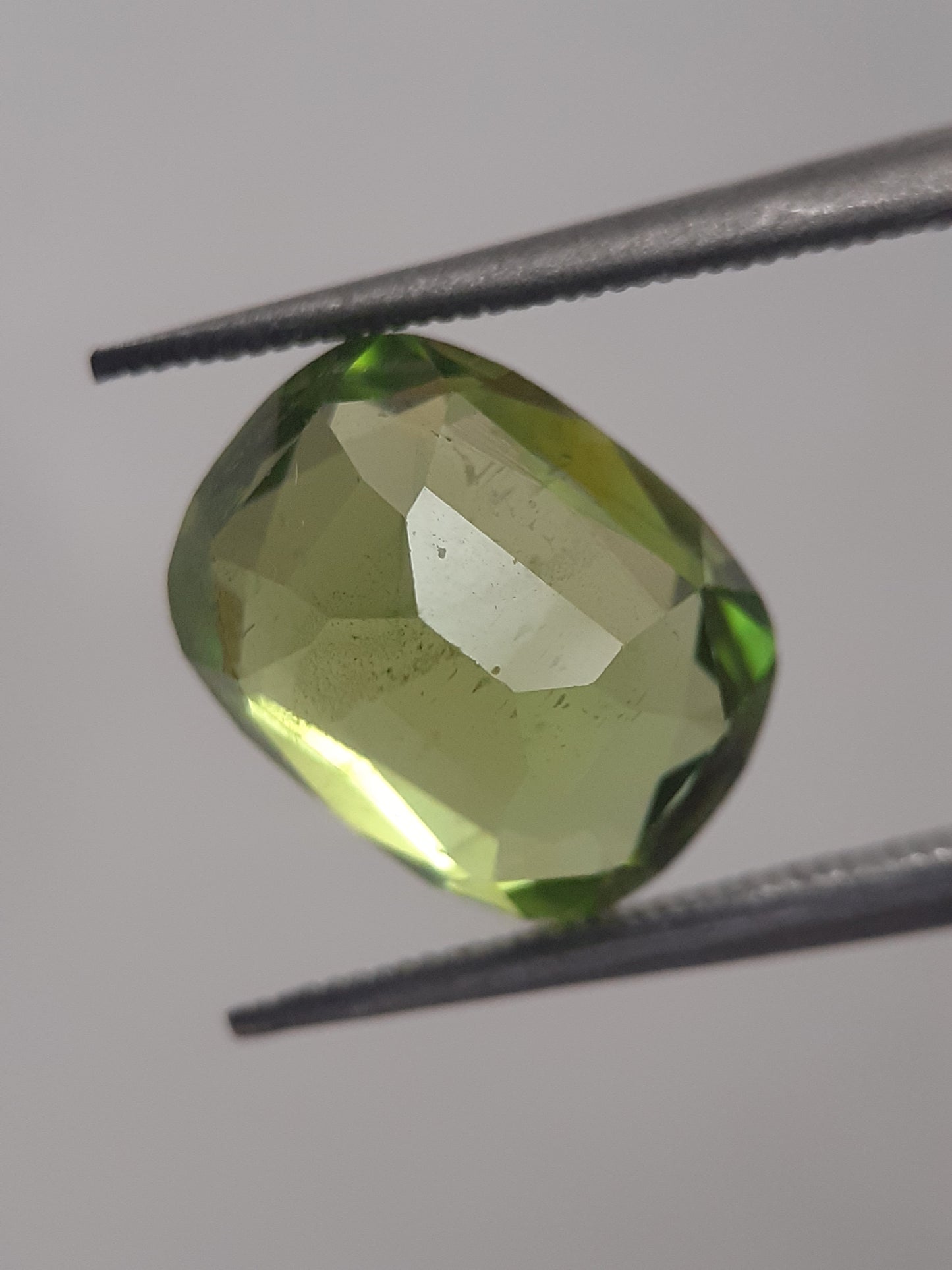 Natural Green Peridot - 3.309 ct - cushion - unheated - certified by NGB - Natural Gems Belgium