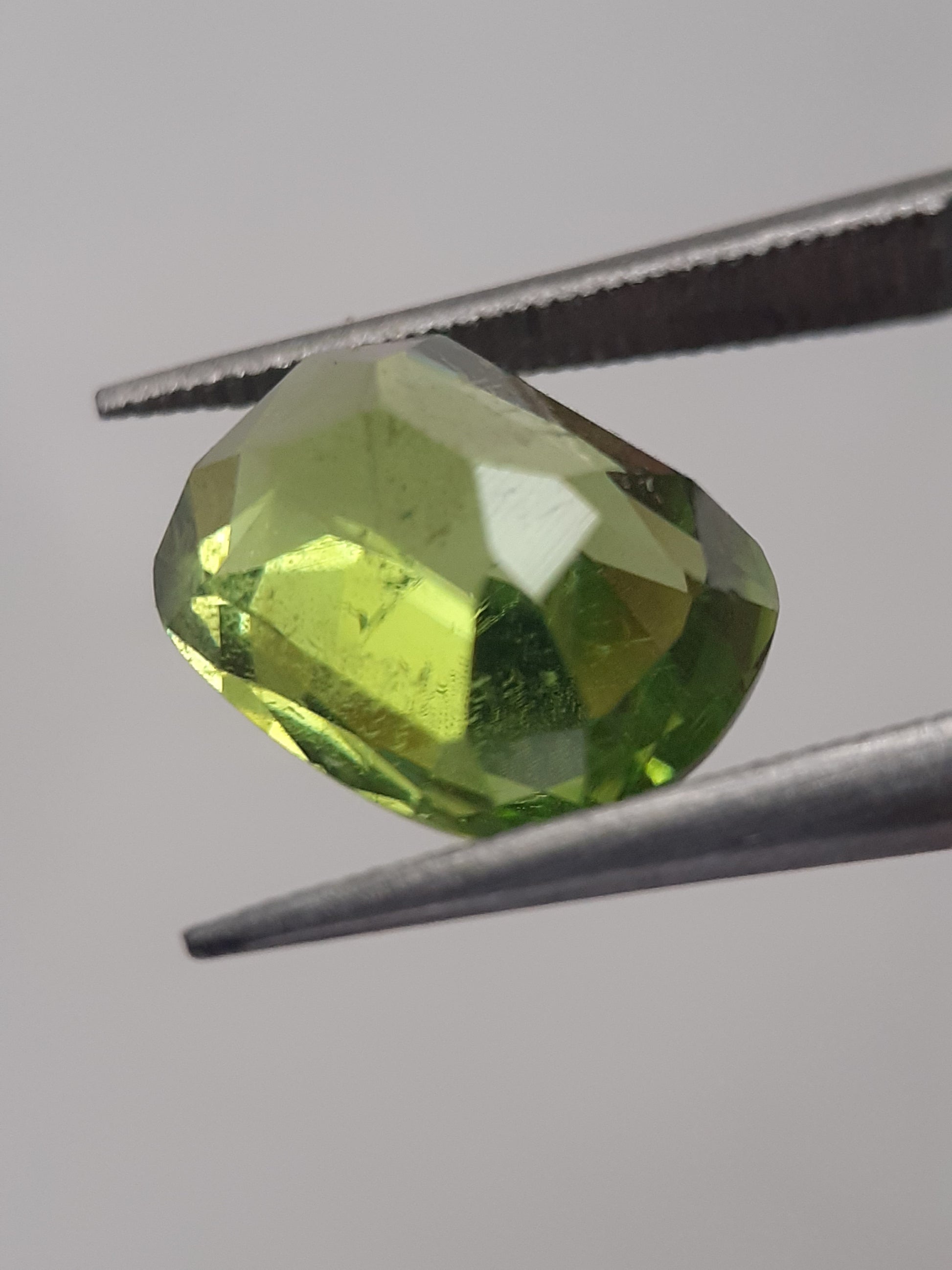 Natural Green Peridot - 3.309 ct - cushion - unheated - certified by NGB - Natural Gems Belgium