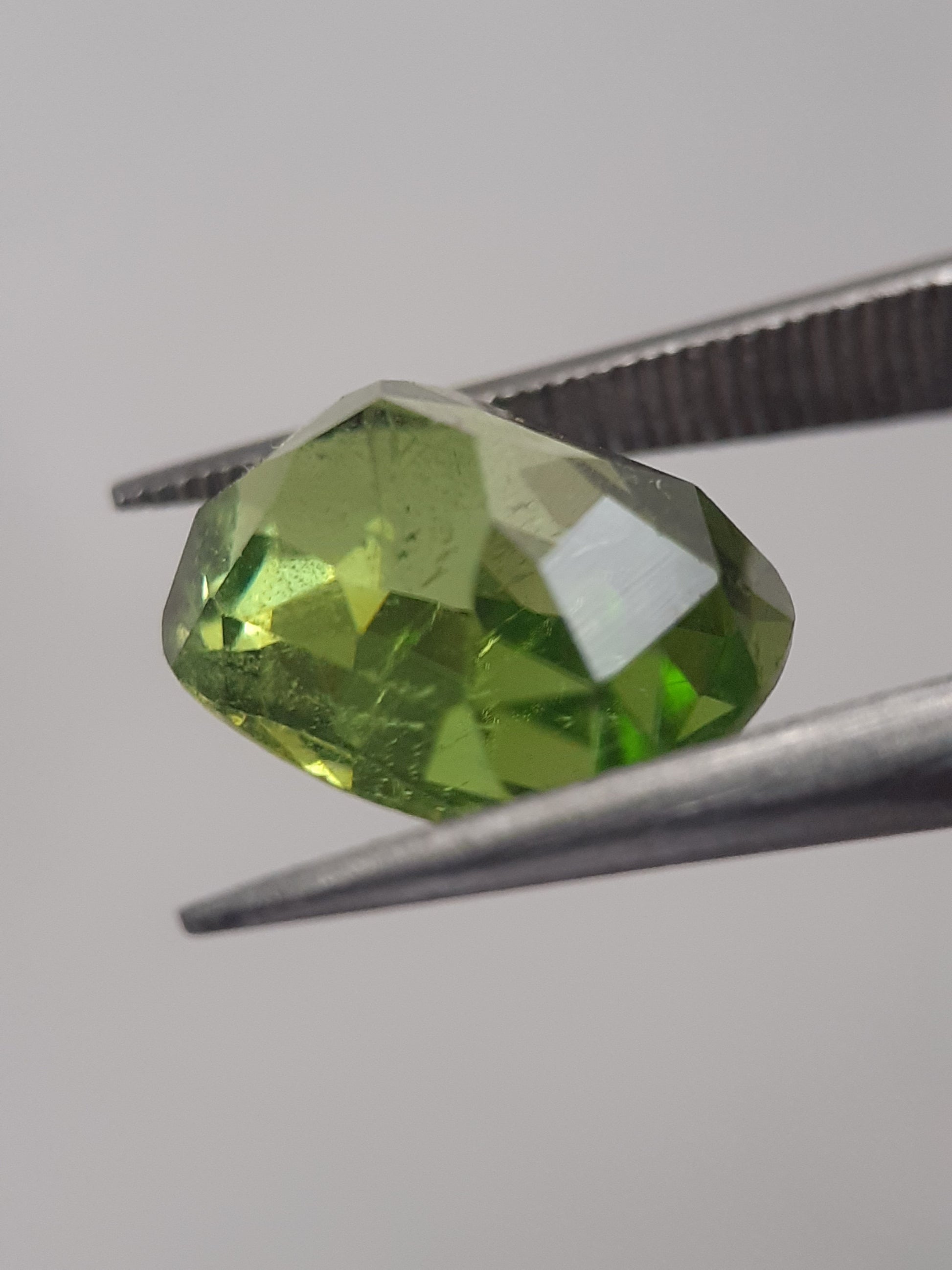 Natural Green Peridot - 3.309 ct - cushion - unheated - certified by NGB - Natural Gems Belgium