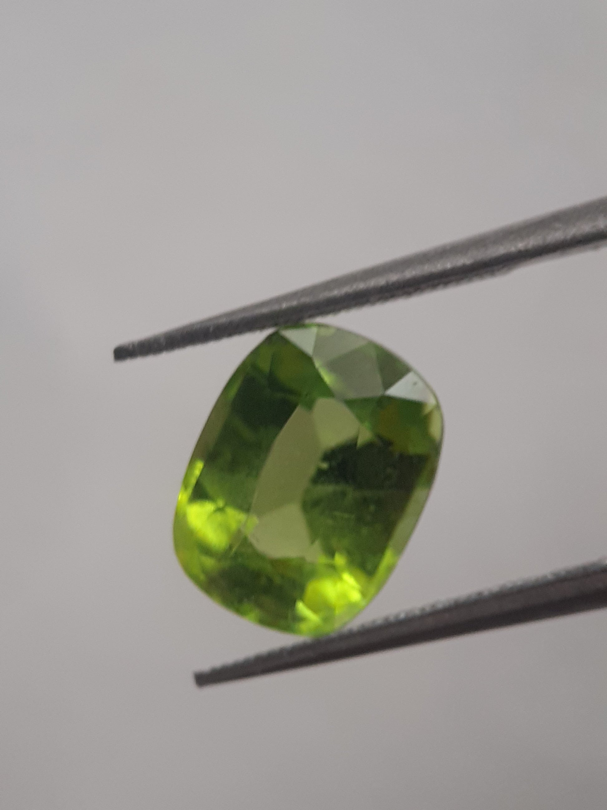 Natural Green Peridot - 3.309 ct - cushion - unheated - certified by NGB - Natural Gems Belgium