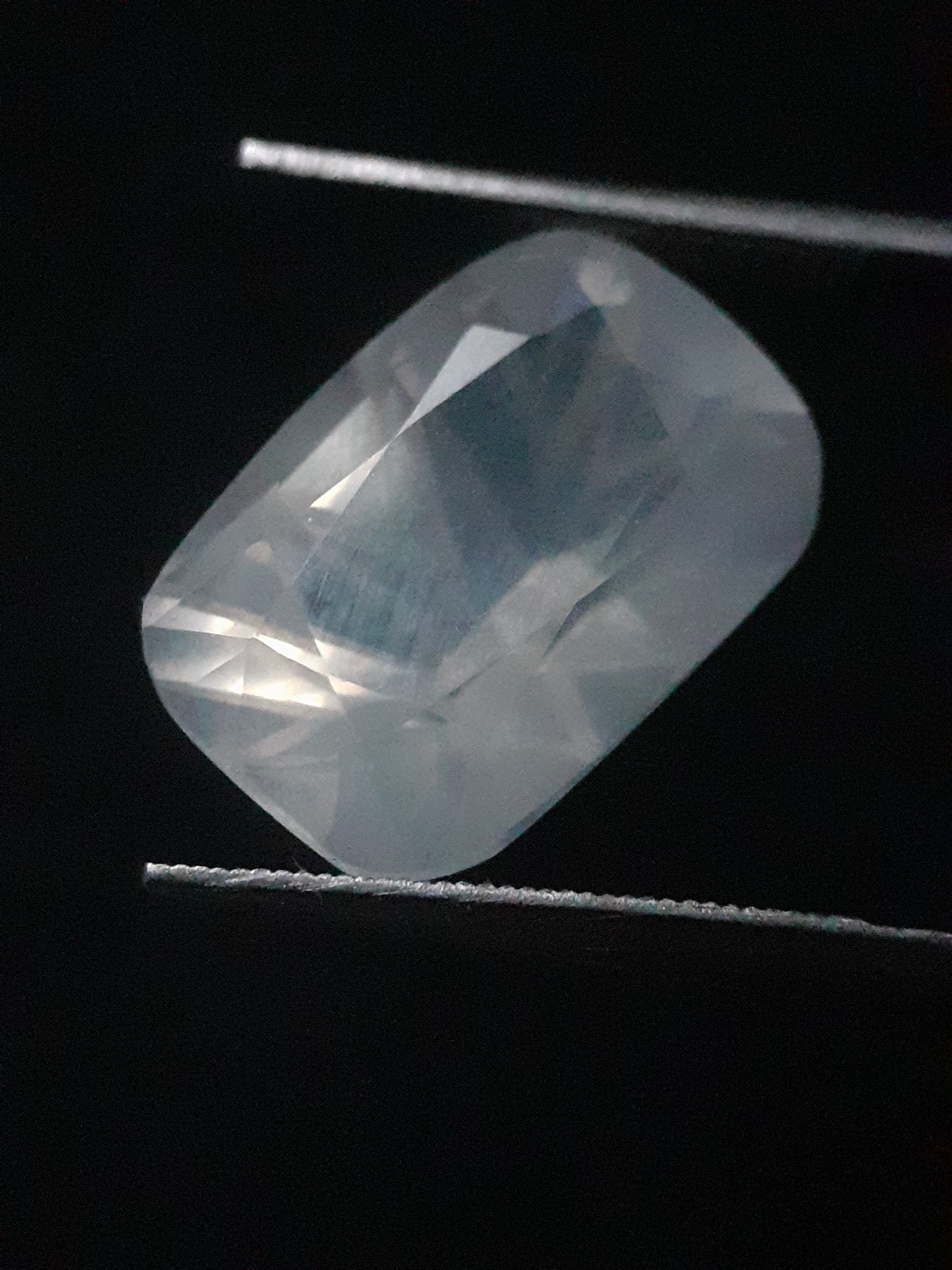 Natural Moonstone faceted - very slight bluish adularescence - 6.315 ct - Cushion - Natural Gems Belgium