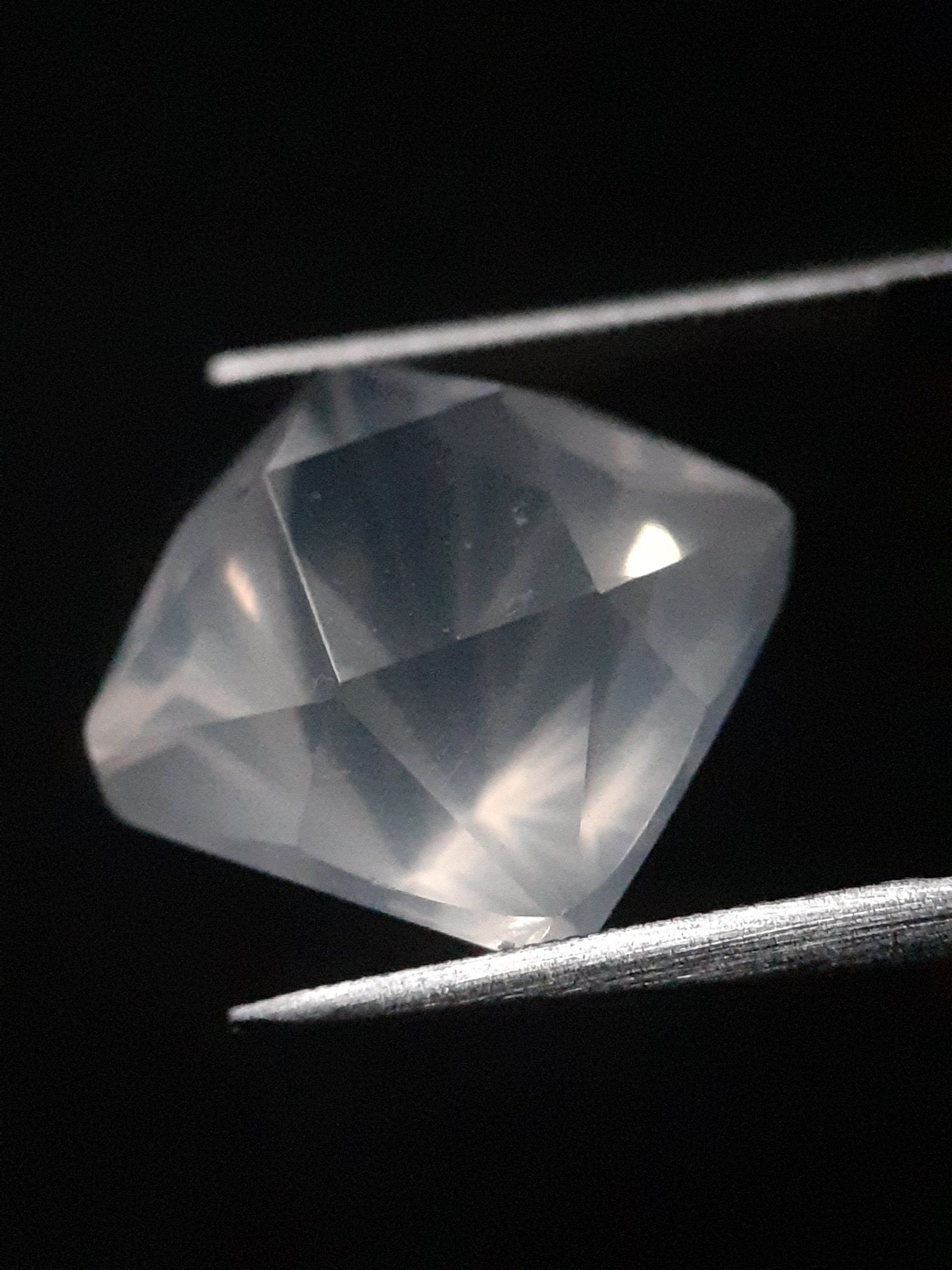 Natural Moonstone faceted - very slight bluish adularescence - 9.278 ct - square cushion - Natural Gems Belgium