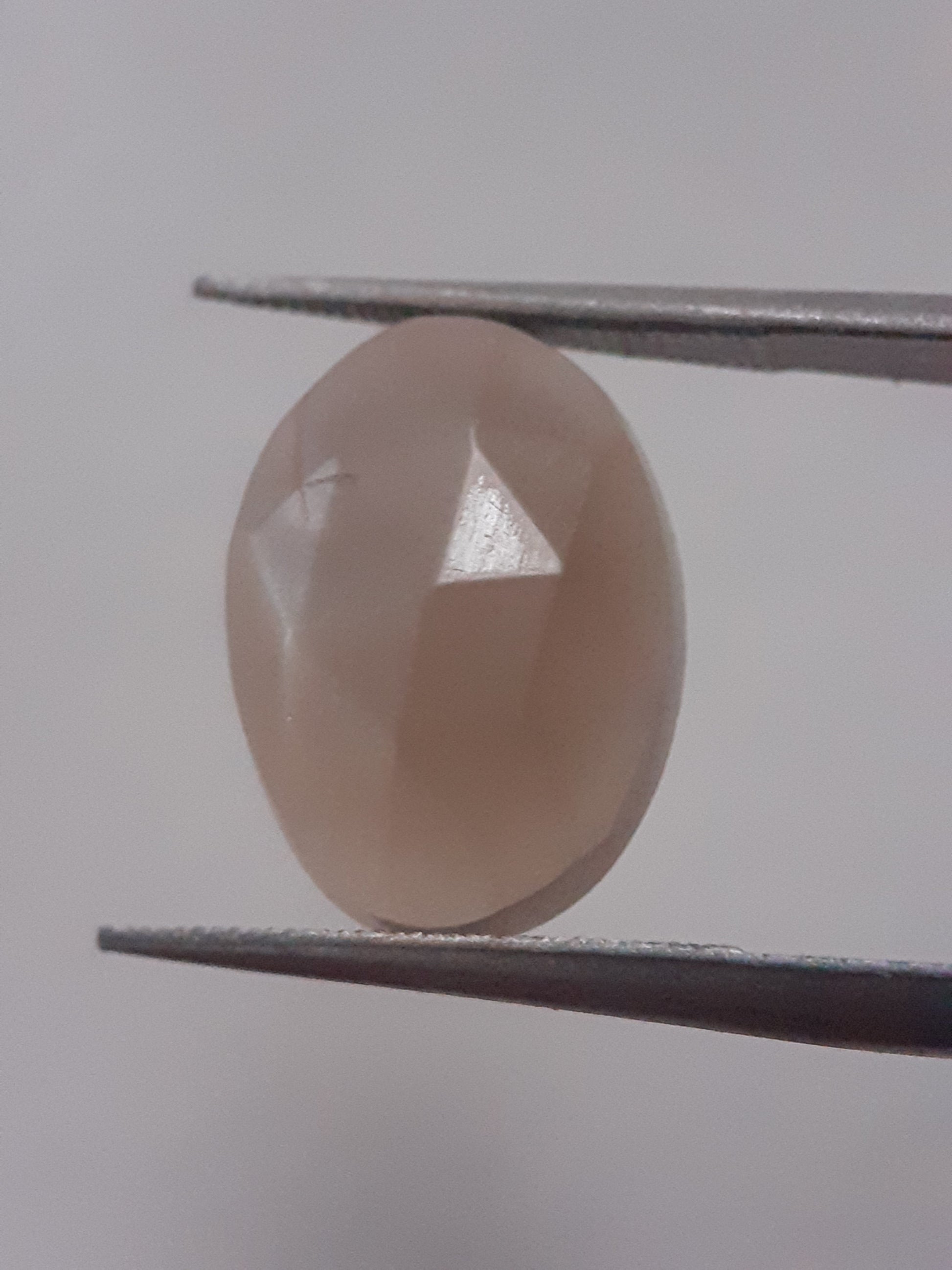 Natural Moonstone faceted - peach moonstone - 4.508 ct - oval - rose cut - Natural Gems Belgium