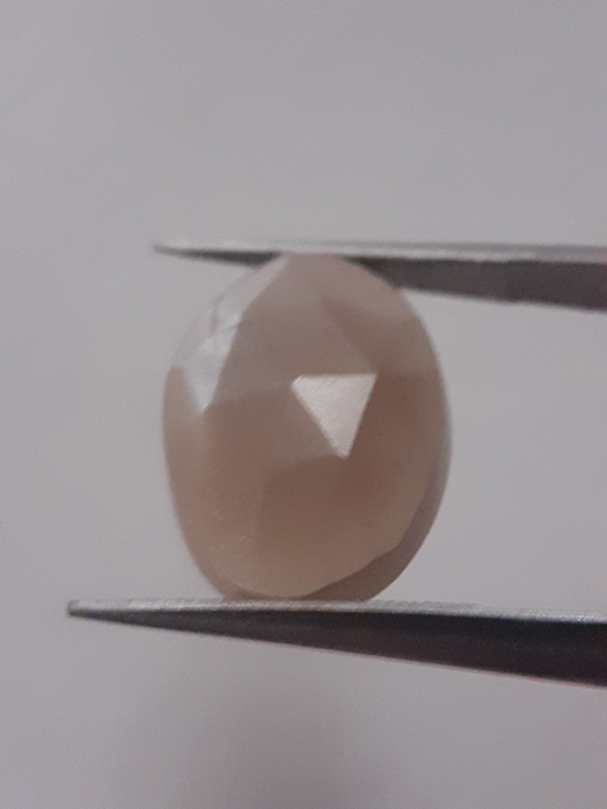 Natural Moonstone faceted - peach moonstone - 4.508 ct - oval - rose cut - Natural Gems Belgium