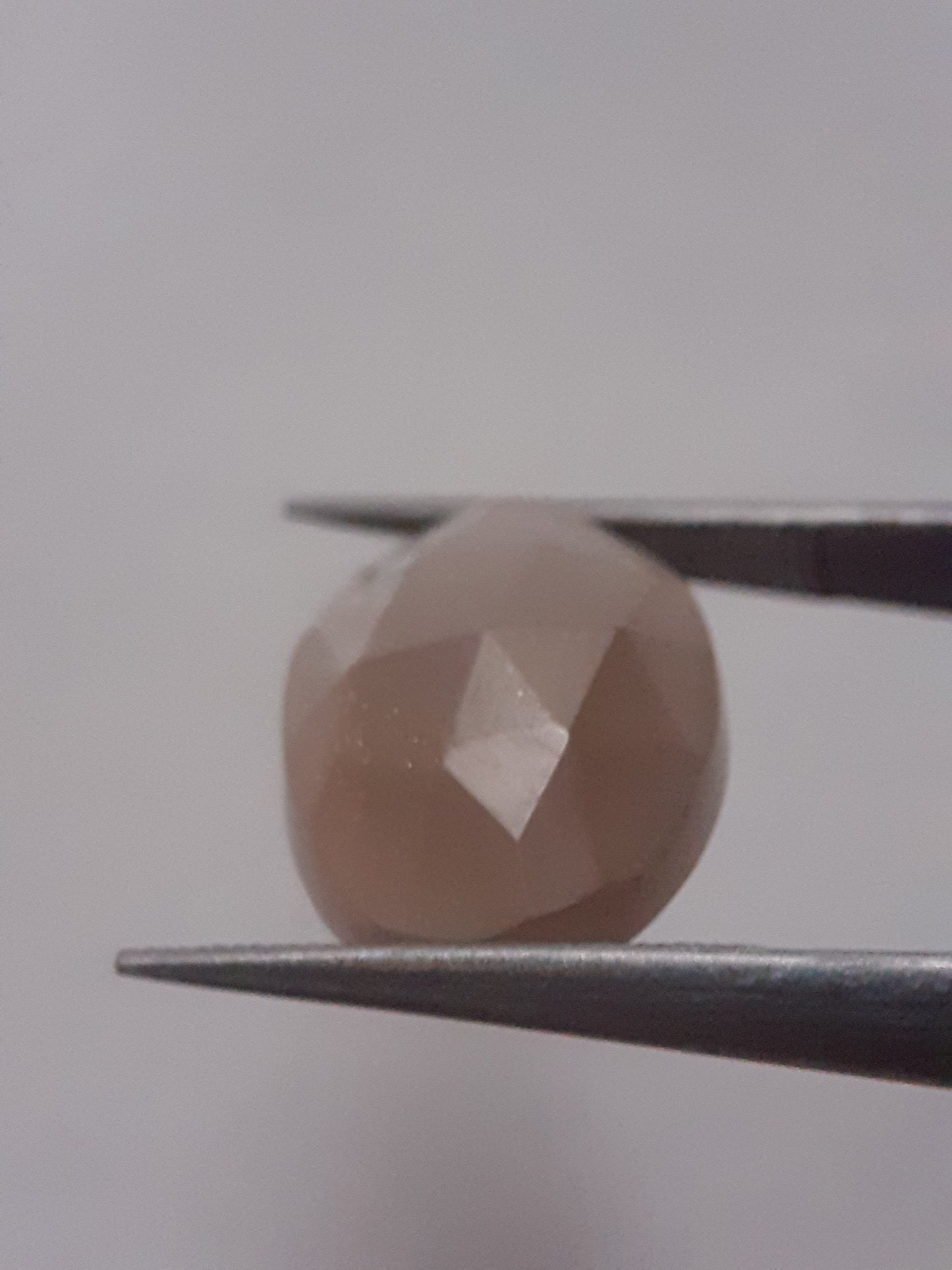 Natural Moonstone faceted - peach moonstone - 4.508 ct - oval - rose cut - Natural Gems Belgium