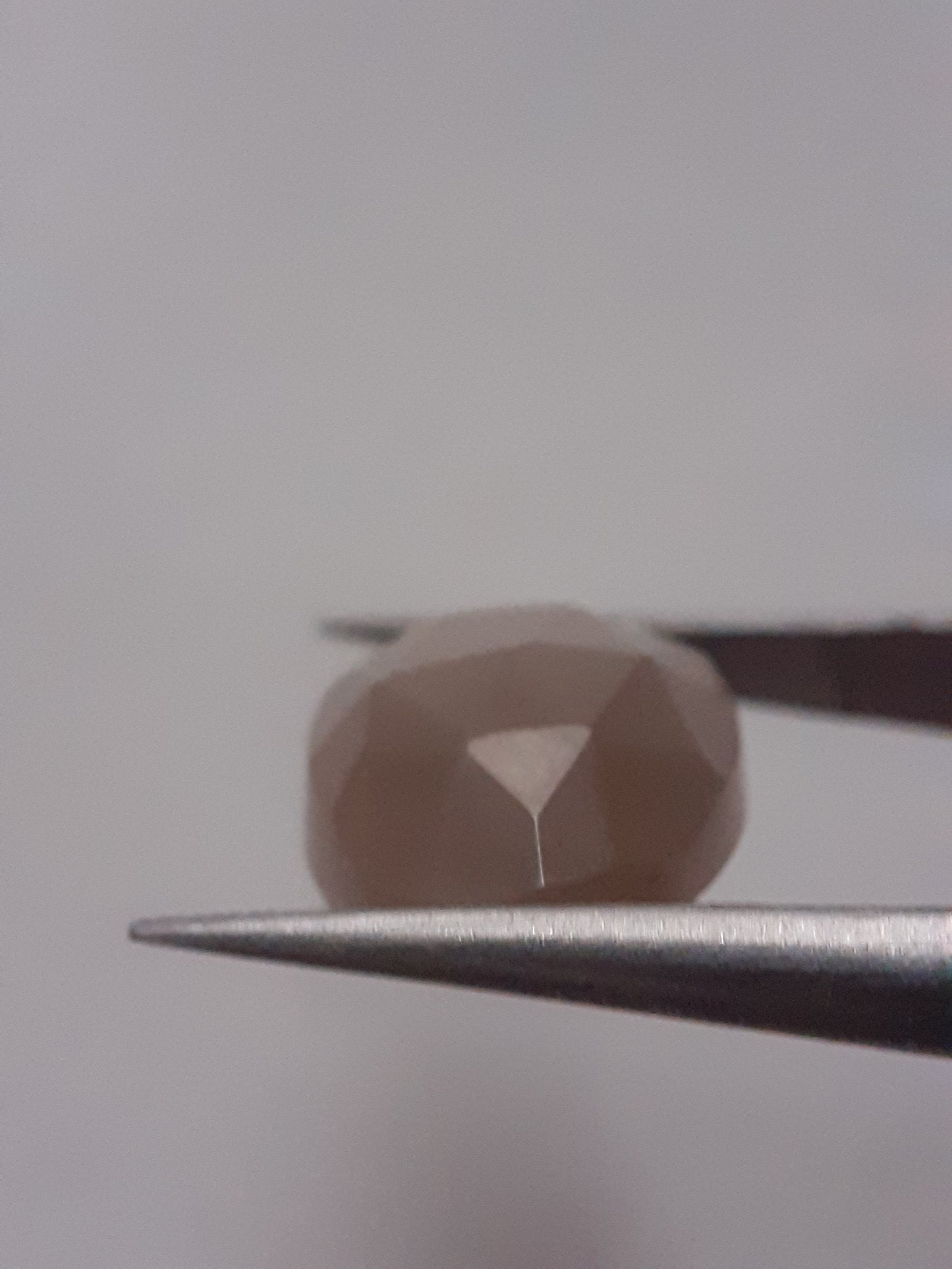 Natural Moonstone faceted - peach moonstone - 4.508 ct - oval - rose cut - Natural Gems Belgium