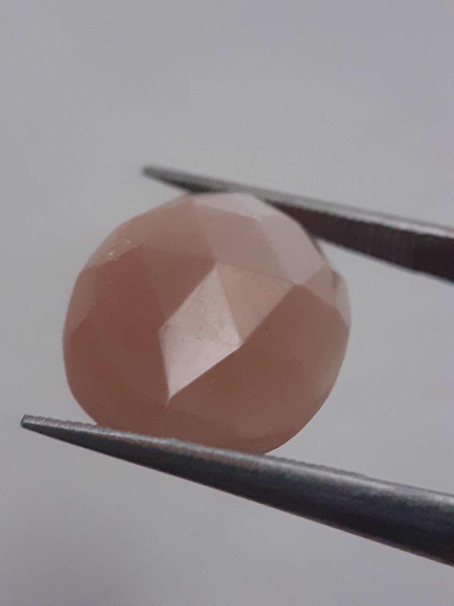 Natural Moonstone faceted - peach moonstone - 5.419 ct - oval - rose cut - Natural Gems Belgium