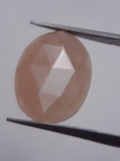 Natural Moonstone faceted - peach moonstone - 5.419 ct - oval - rose cut - Natural Gems Belgium